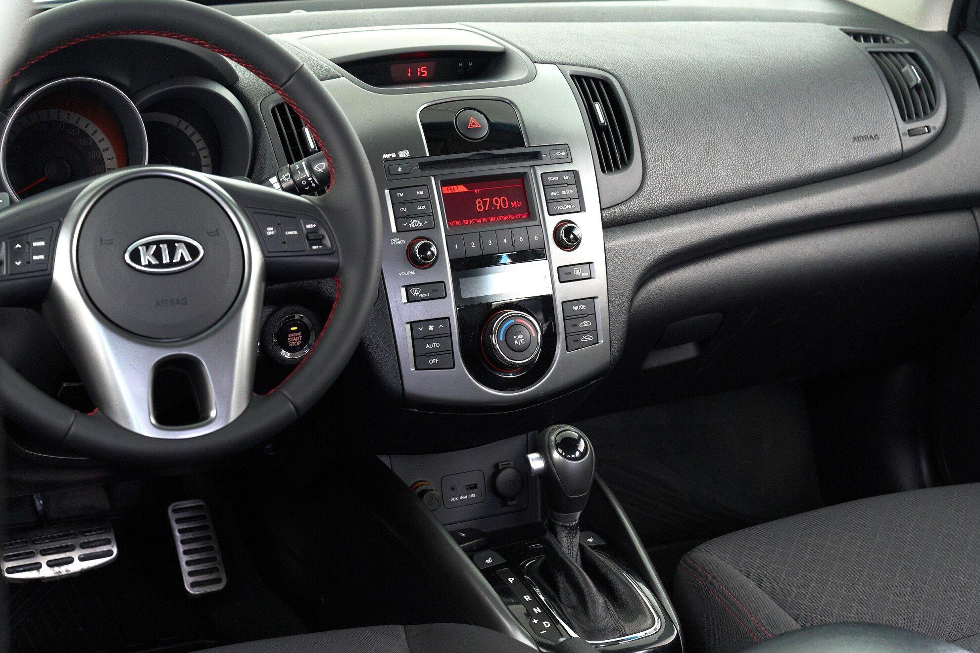 Kia Cerato 2011, красный
