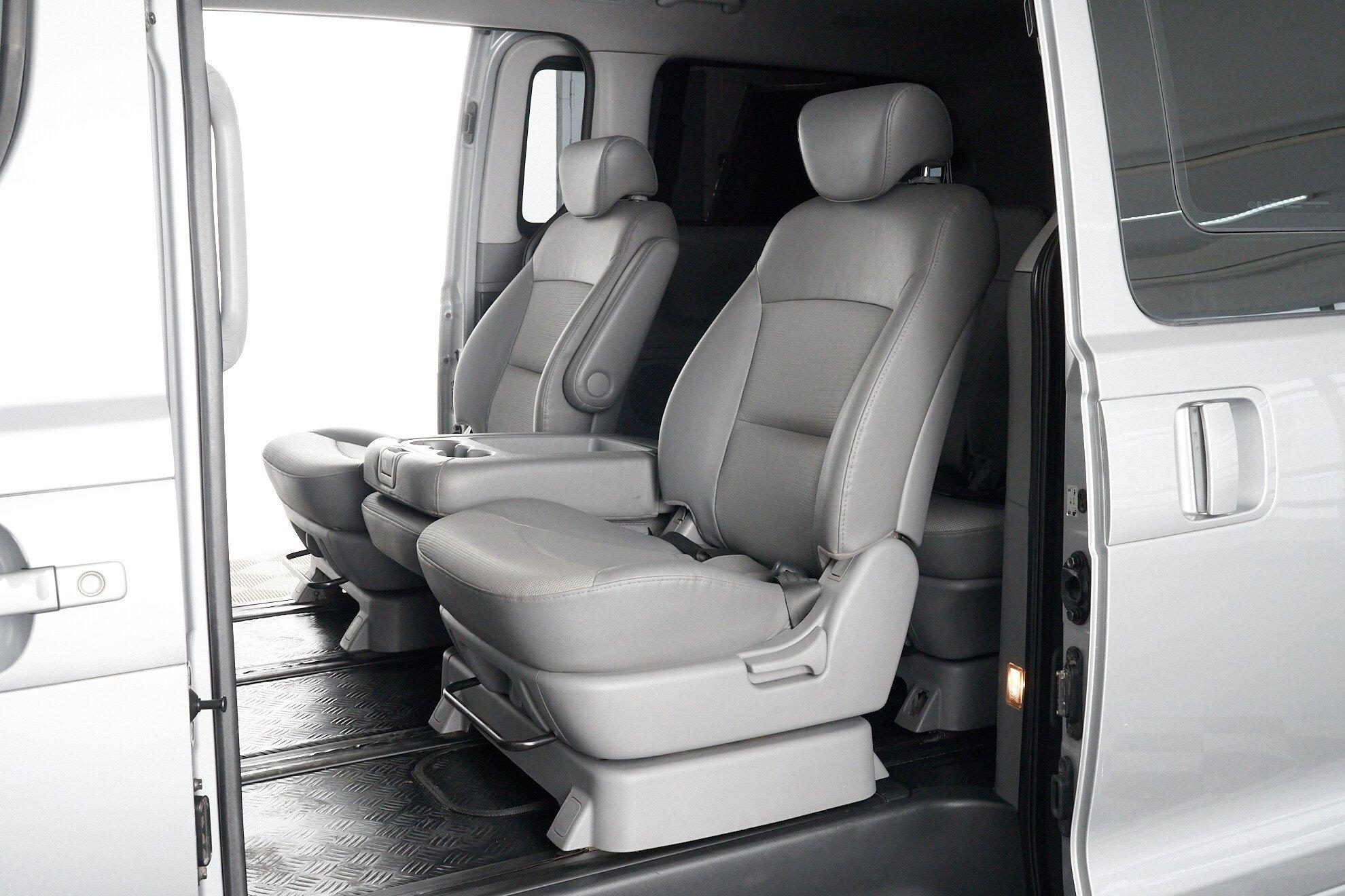 Hyundai Grand Starex 2011, серый