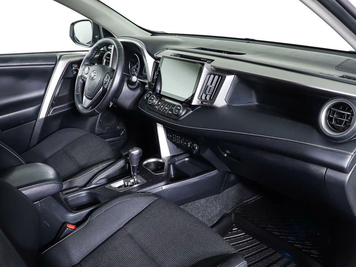 Toyota RAV4 2018, белый