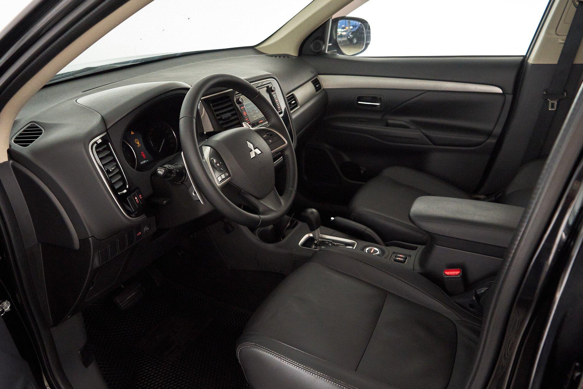 Mitsubishi Outlander 2013, черный