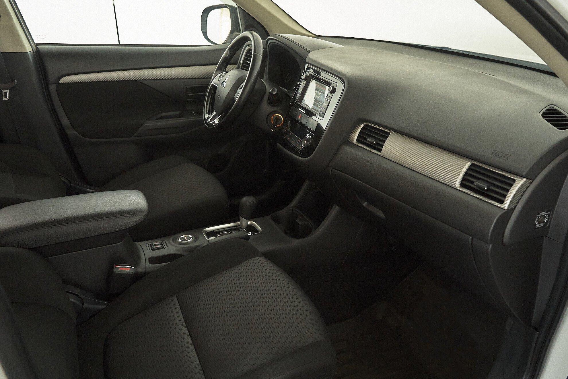 Mitsubishi Outlander 2017, белый