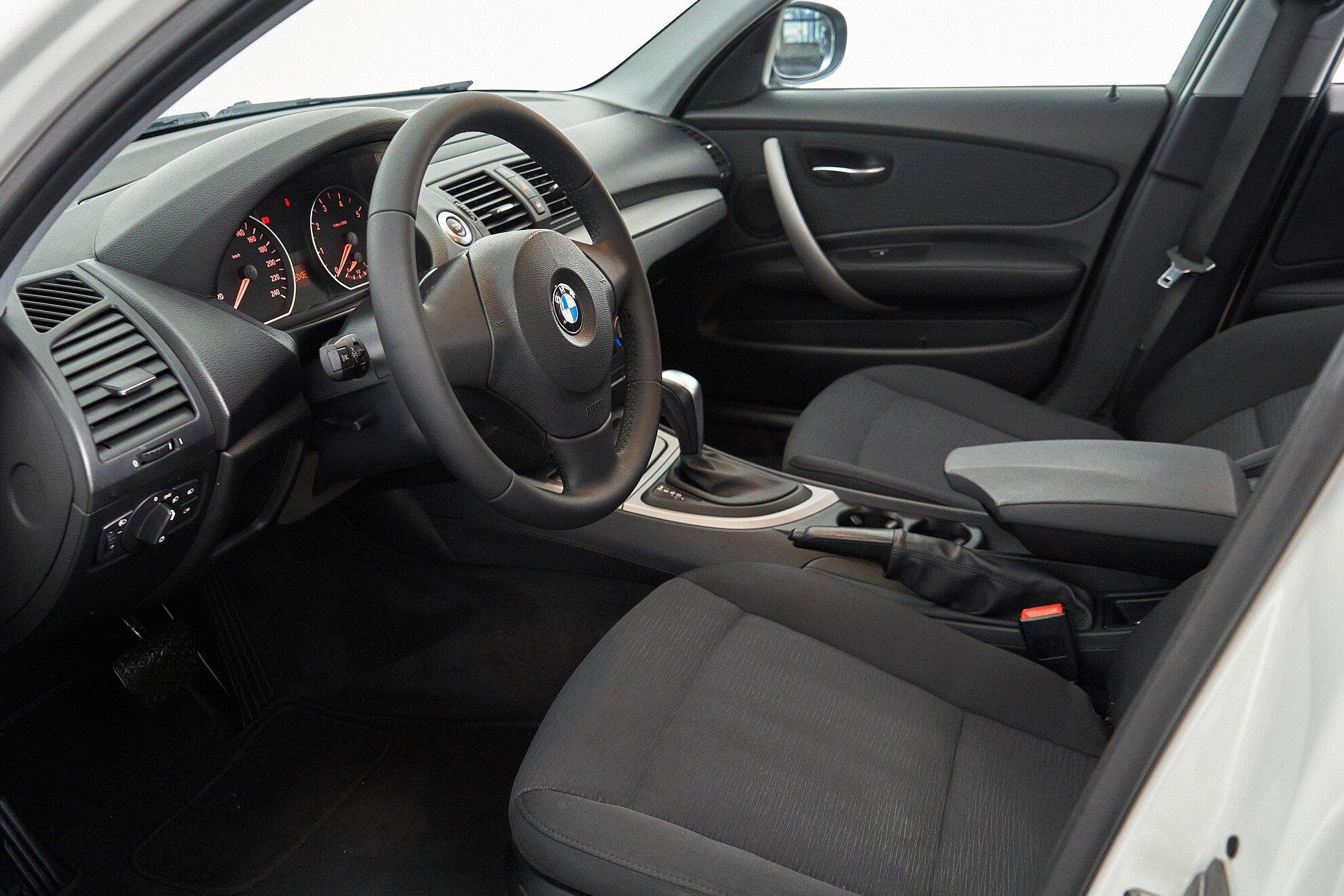 BMW 1 серии 2011, белый