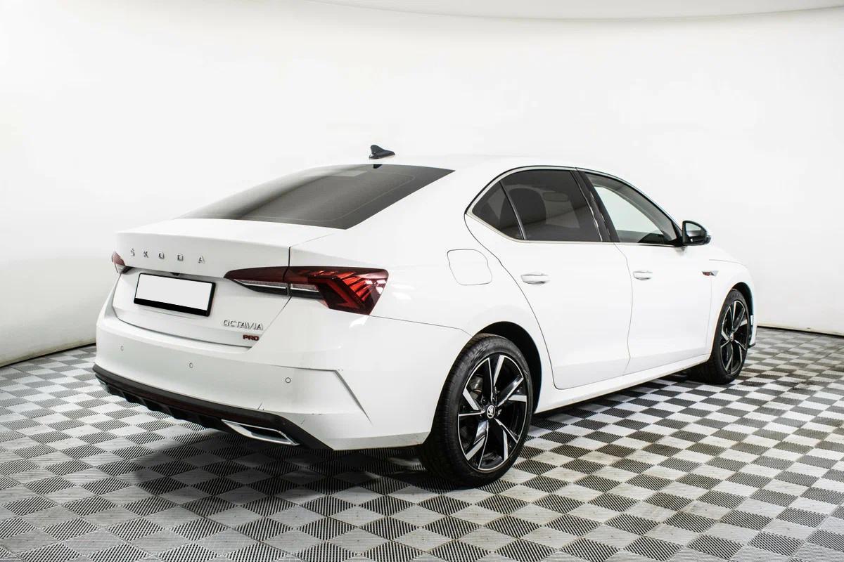Skoda Octavia 2022, белый