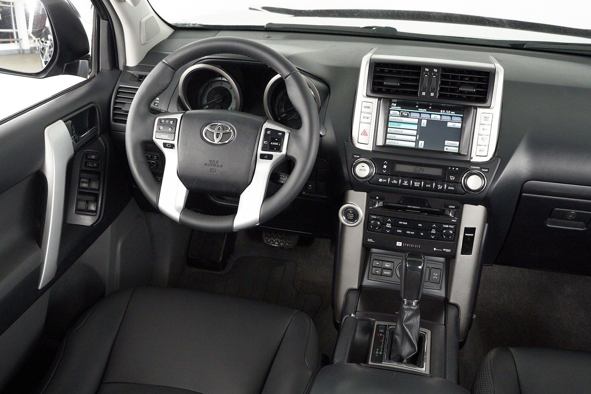Toyota Land Cruiser Prado 2011, серый