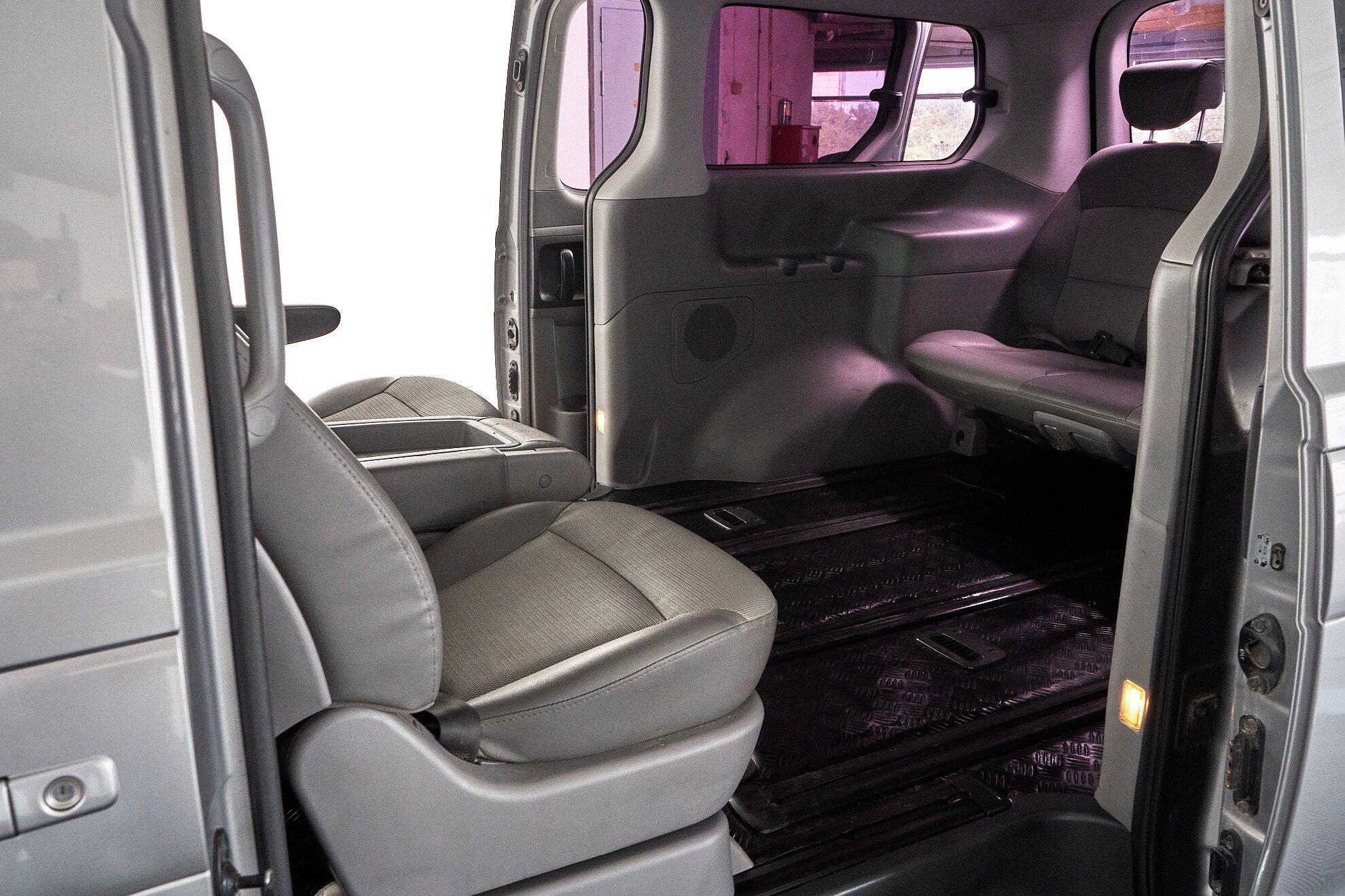 Hyundai Grand Starex 2012, серебряный