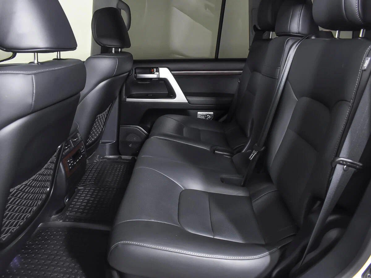 Toyota Land Cruiser 2020, белый