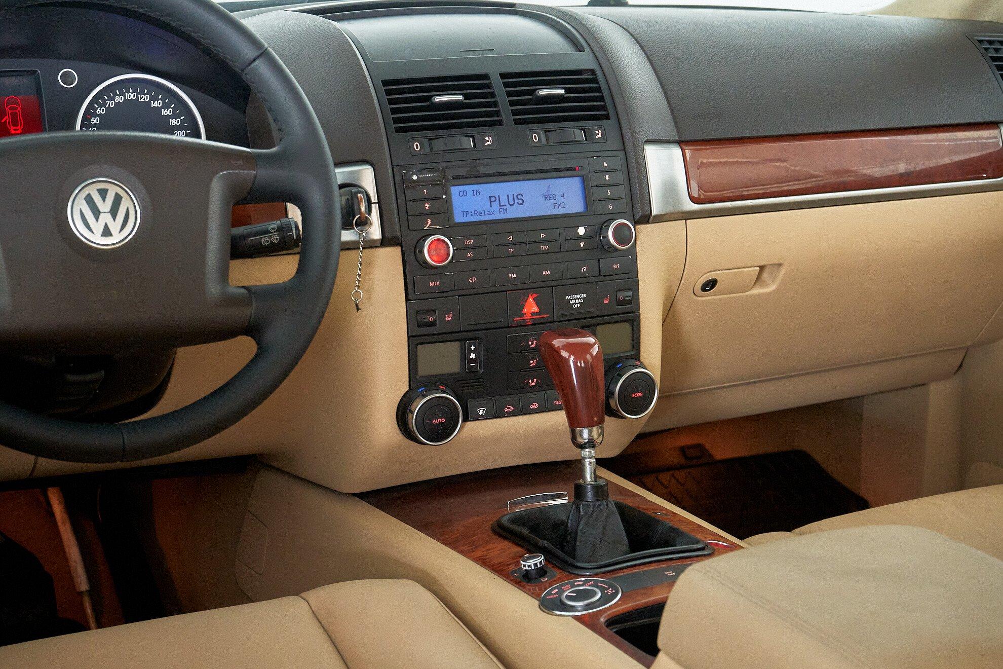 Volkswagen Touareg 2006, черный