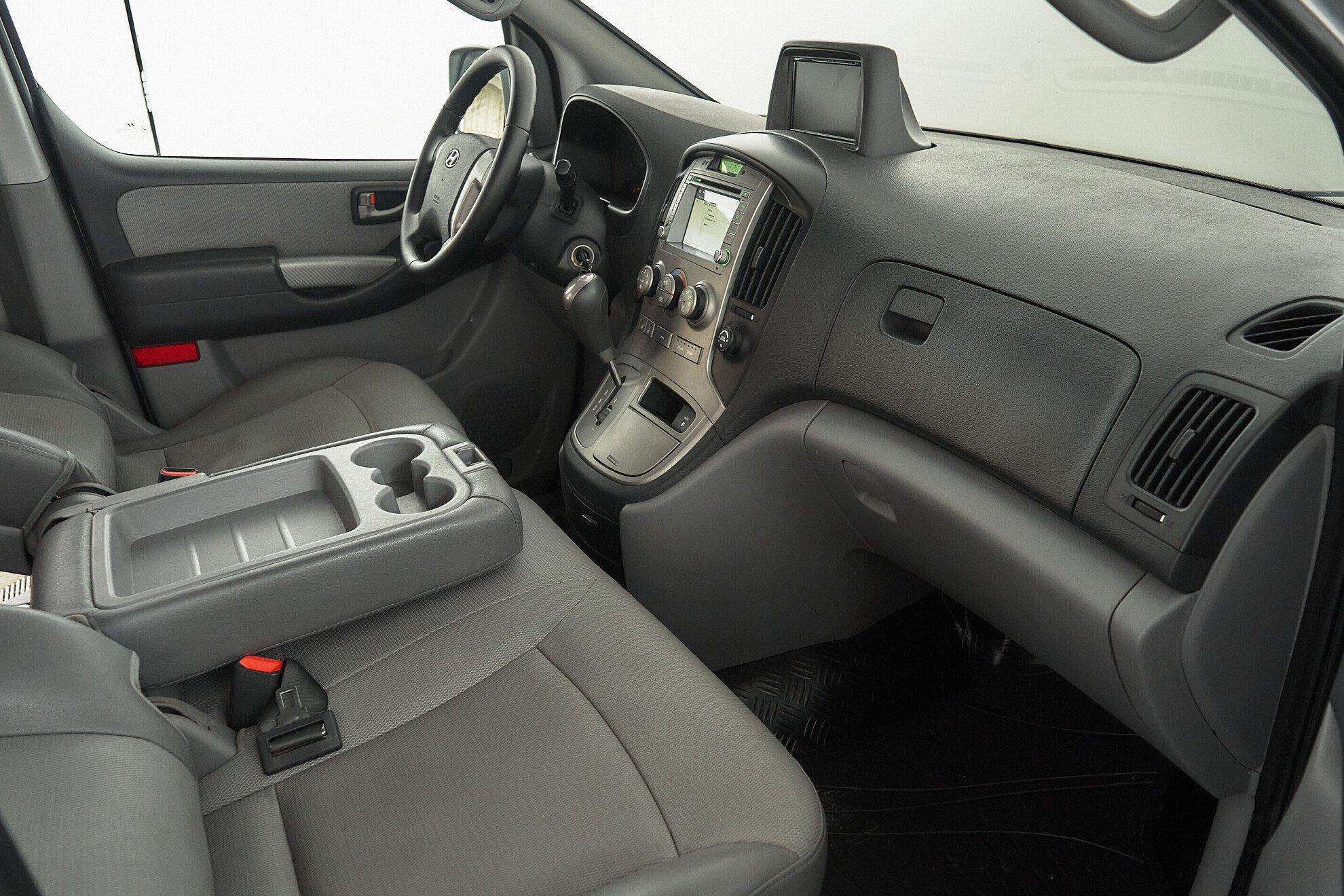 Hyundai Grand Starex 2012, серебряный