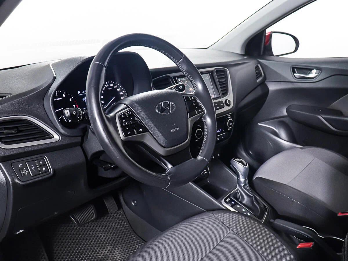 Hyundai Solaris 2018, красный