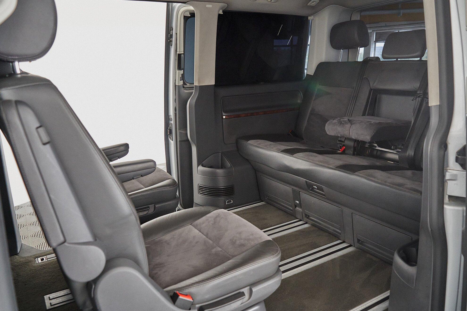 Volkswagen Multivan 2010, серебряный