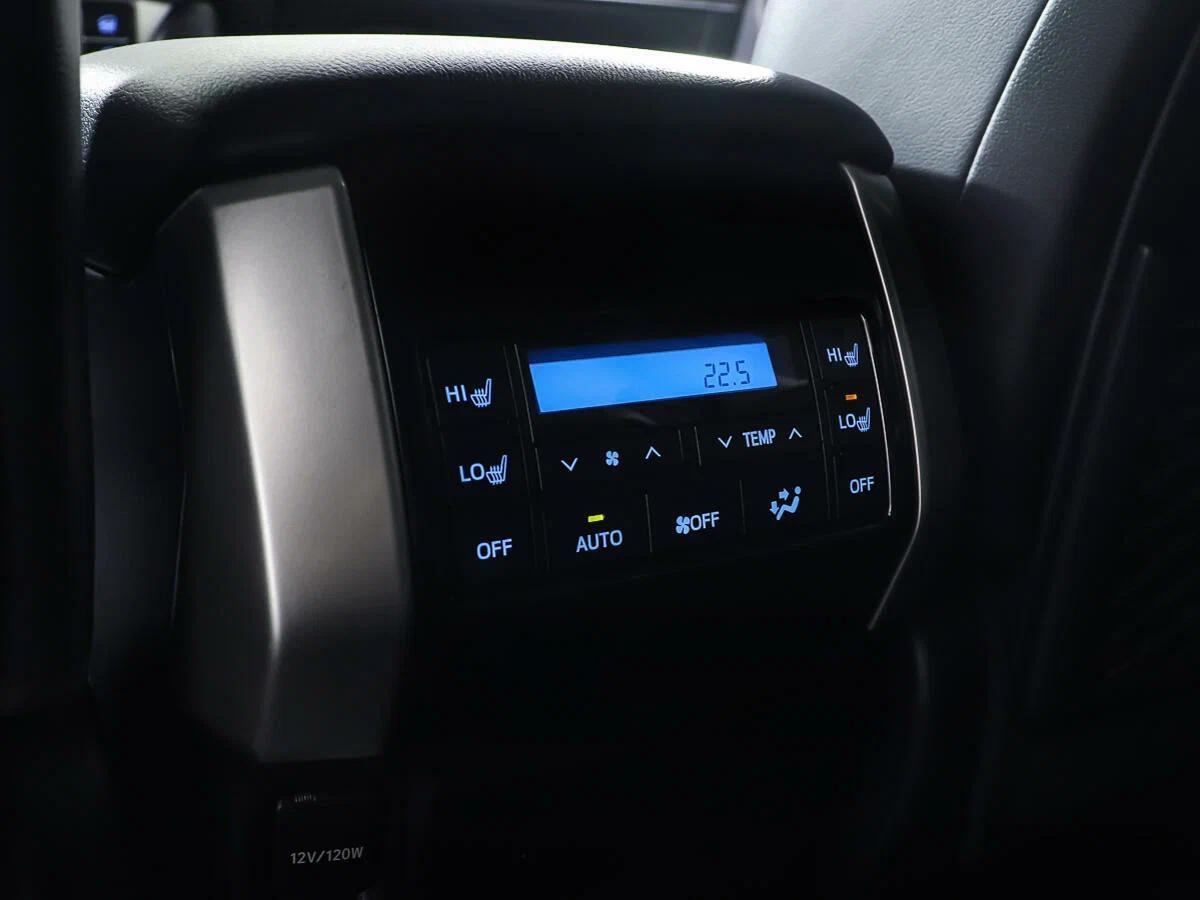 Toyota Land Cruiser Prado 2023, белый
