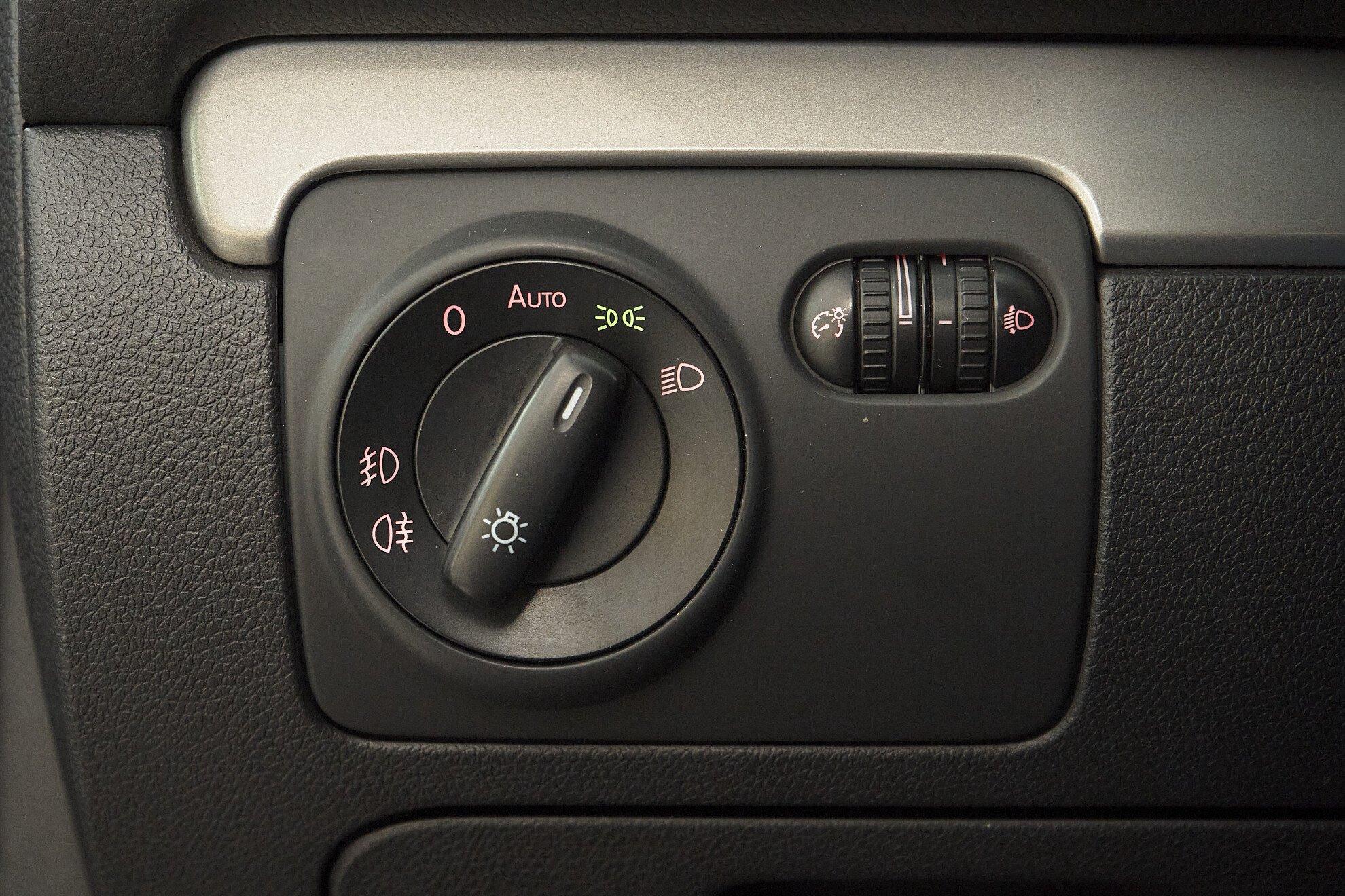 Volkswagen Golf 2011, синий