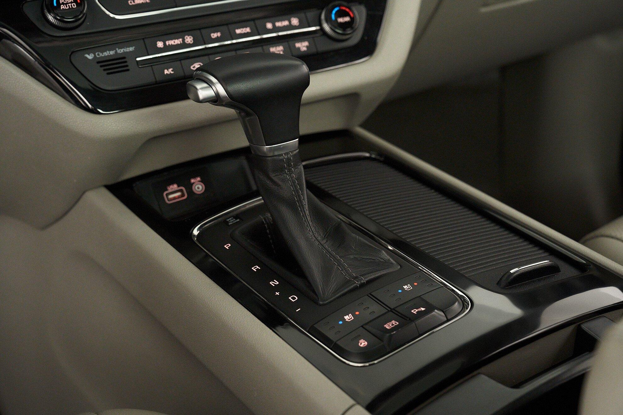 Kia Carnival 2017, серый