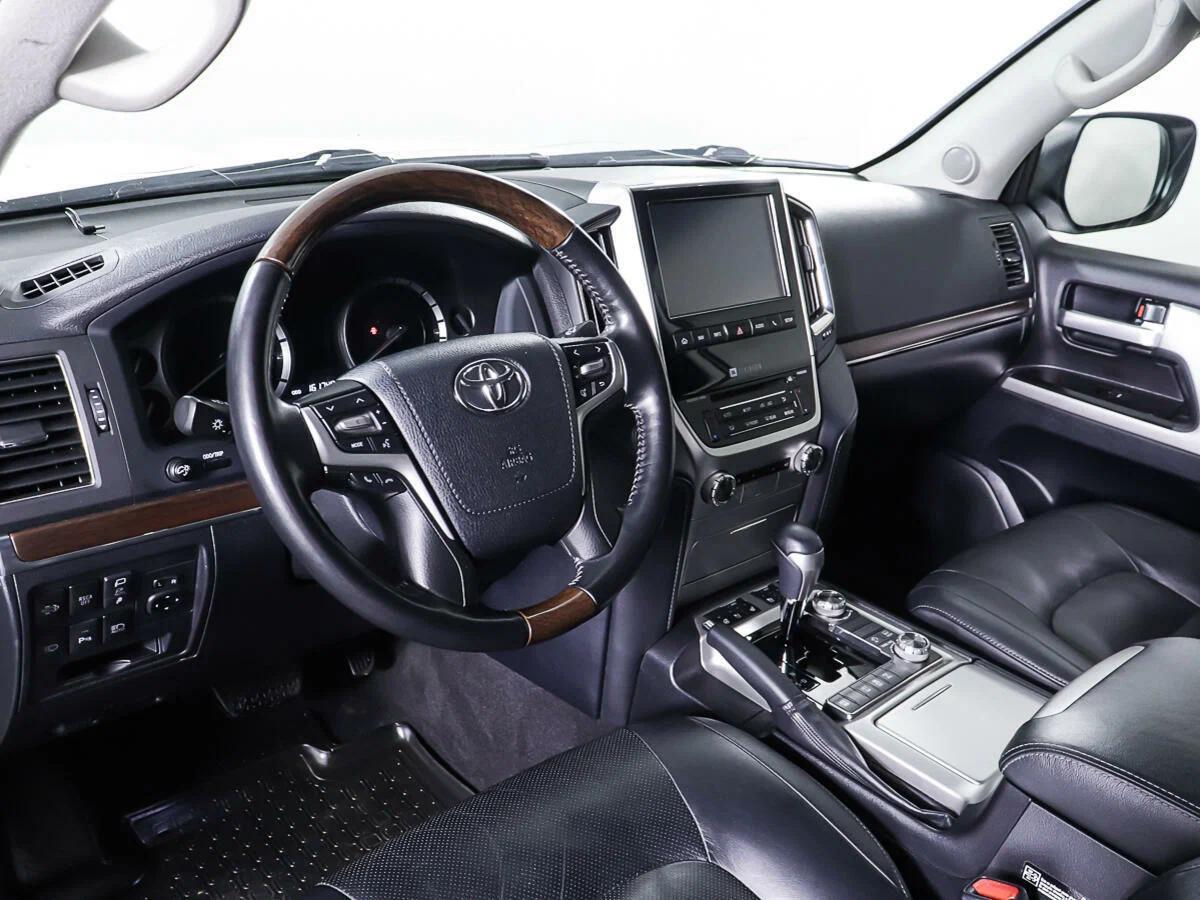 Toyota Land Cruiser 2019, белый