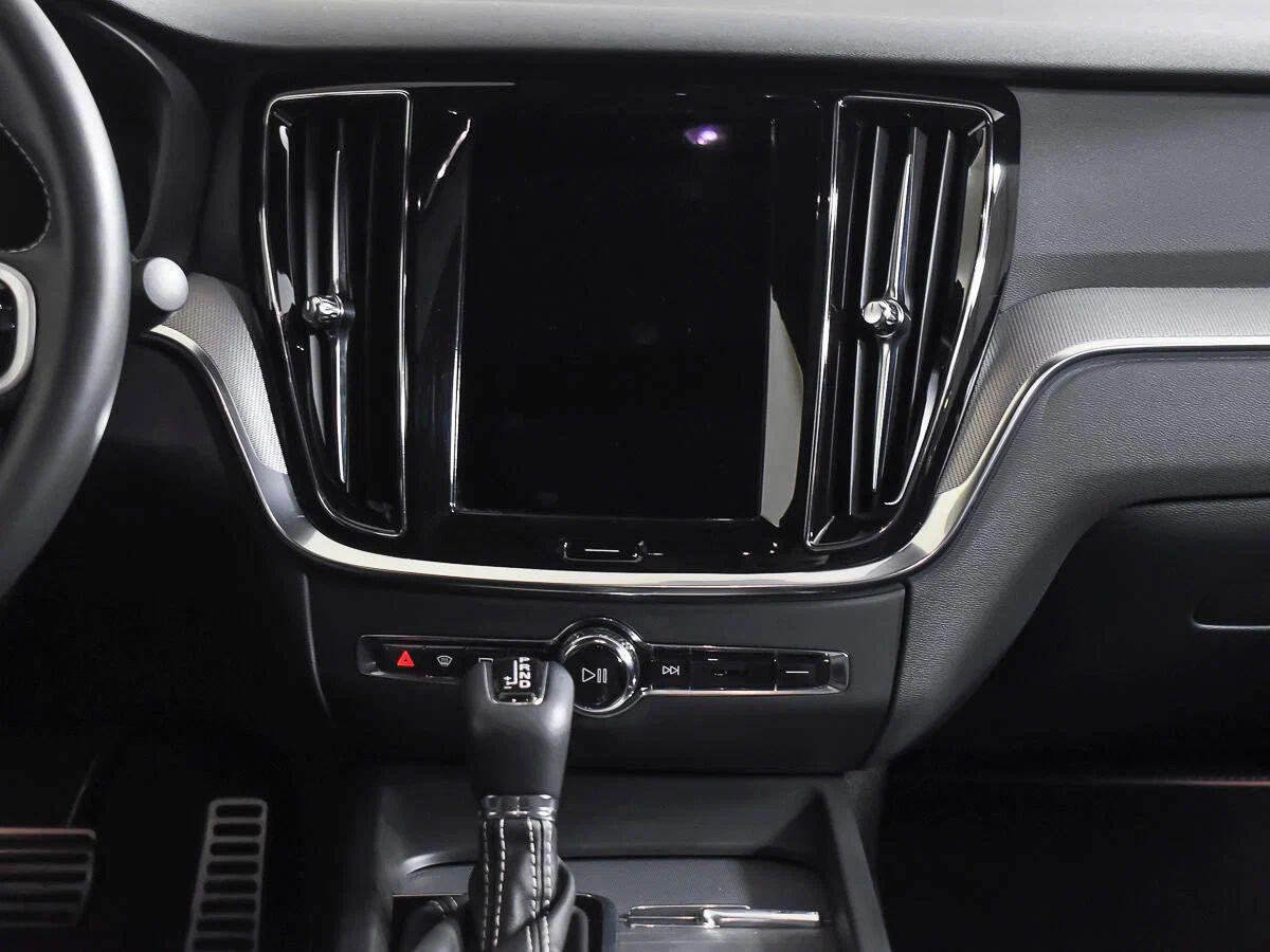Volvo S60 2022, белый