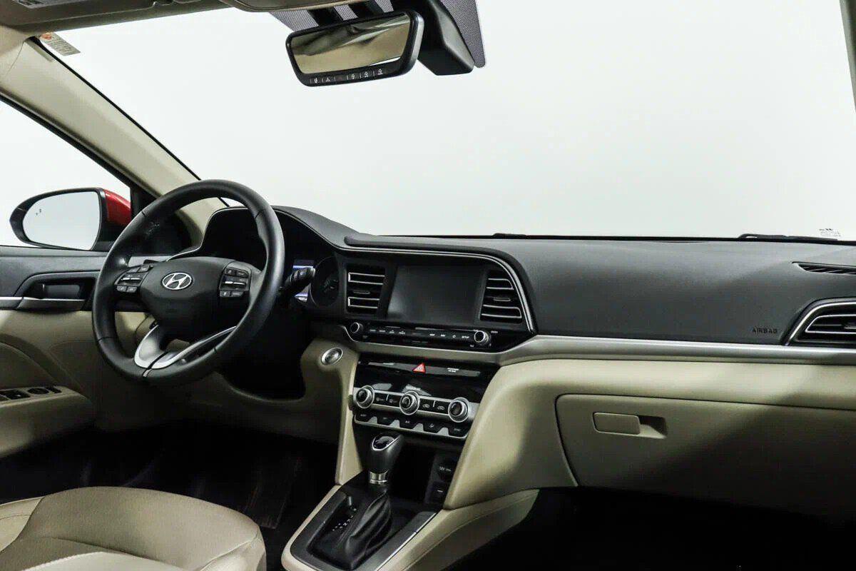 Hyundai Elantra 2019, красный