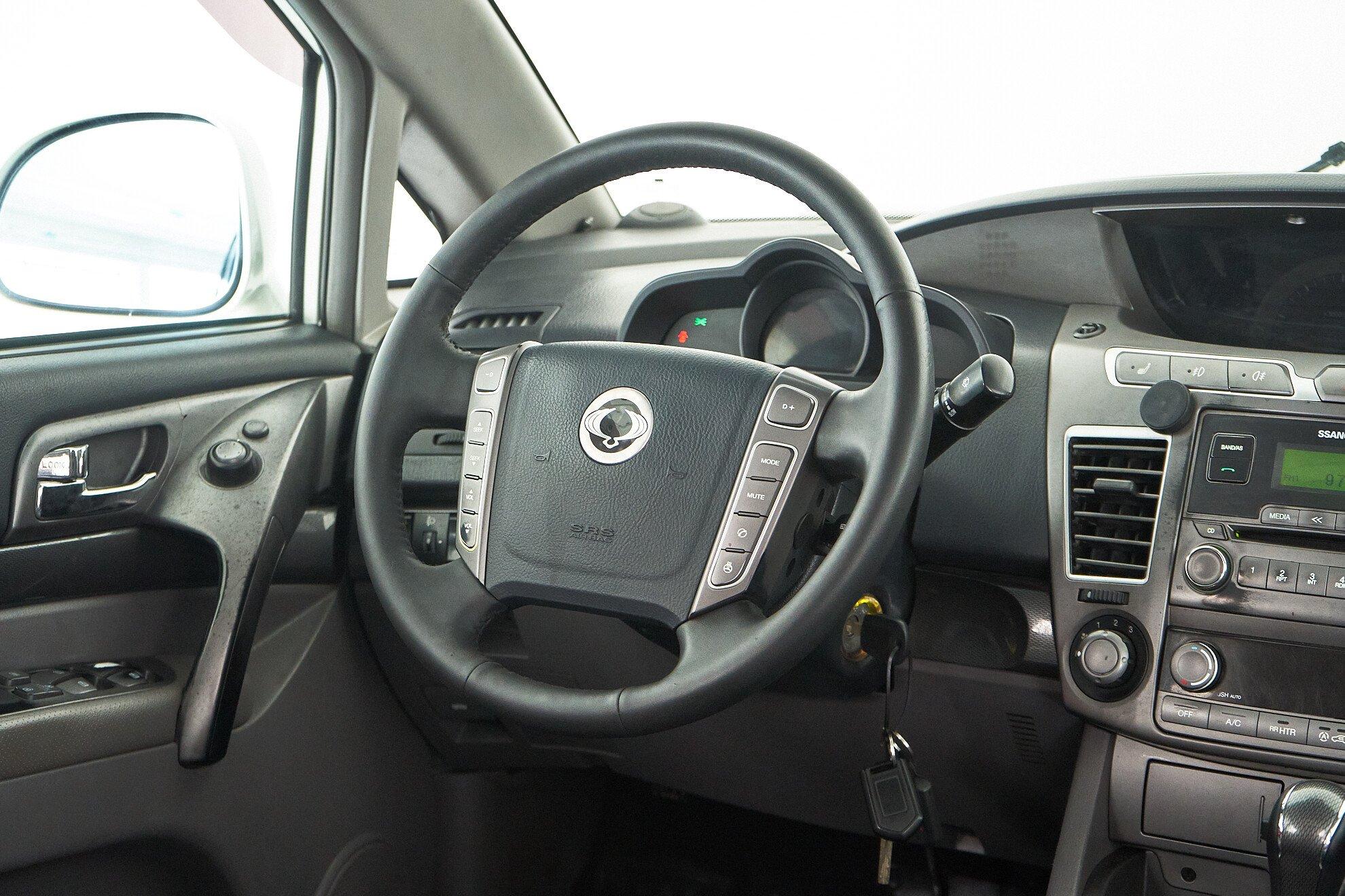 SsangYong Stavic 2014, белый