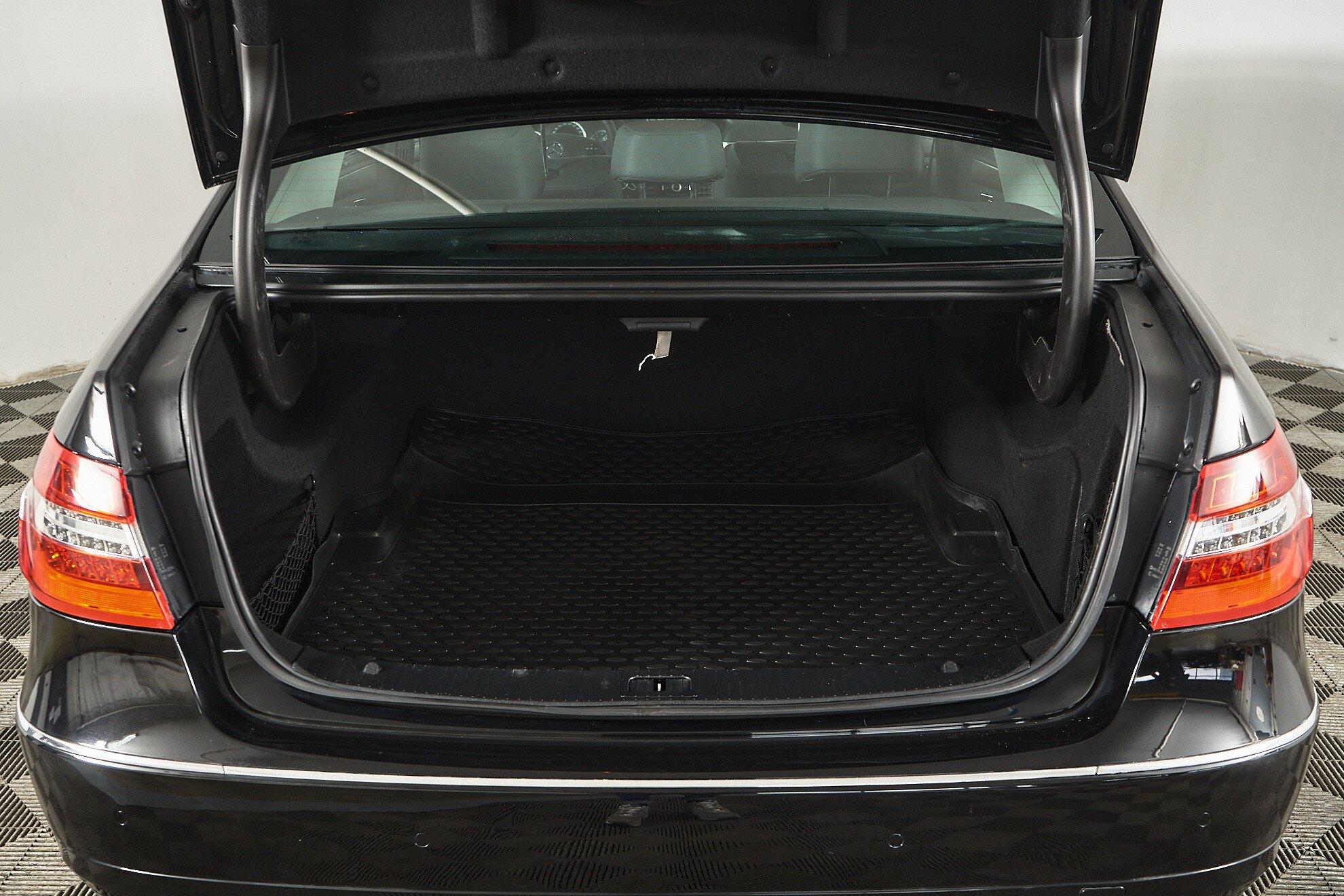 Mercedes-Benz E-Класс 2011, черный