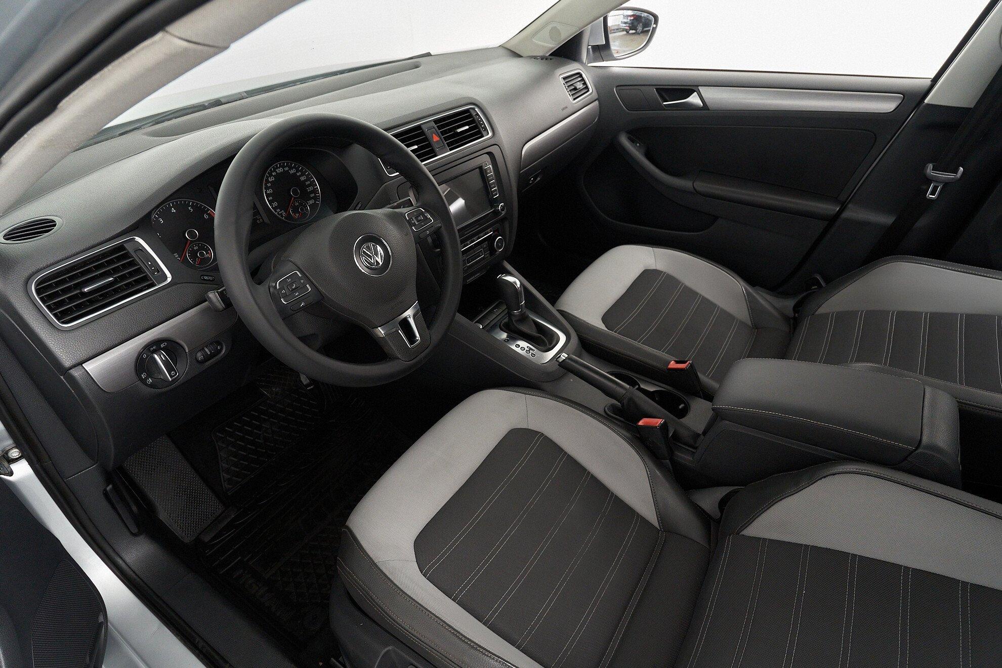 Volkswagen Jetta 2011, серебряный