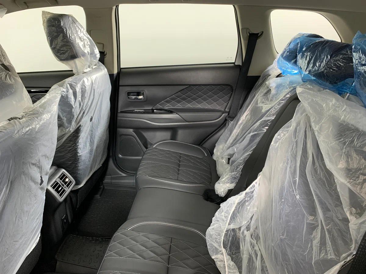 Mitsubishi Outlander 2022, белый
