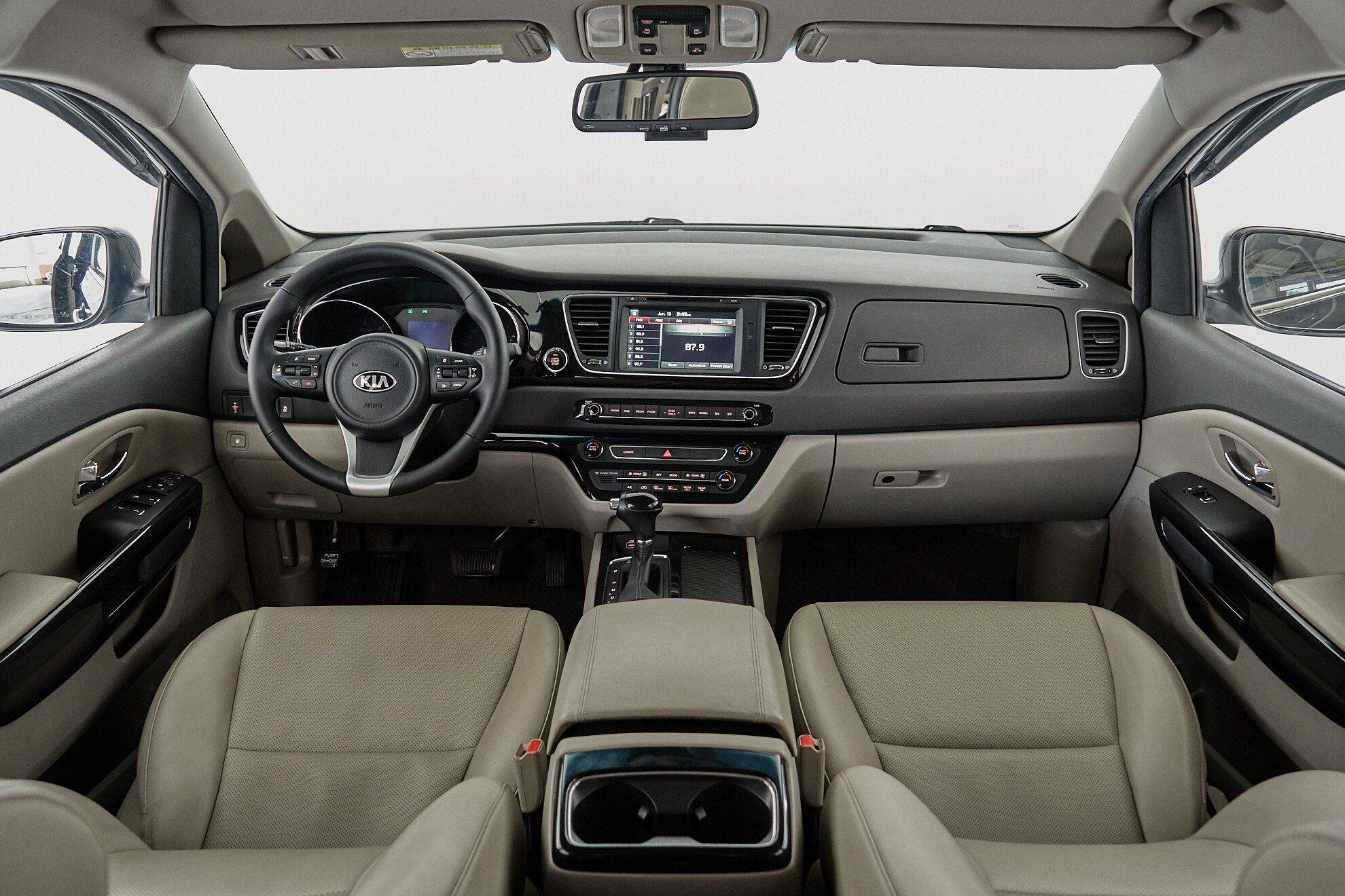 Kia Carnival 2016, черный
