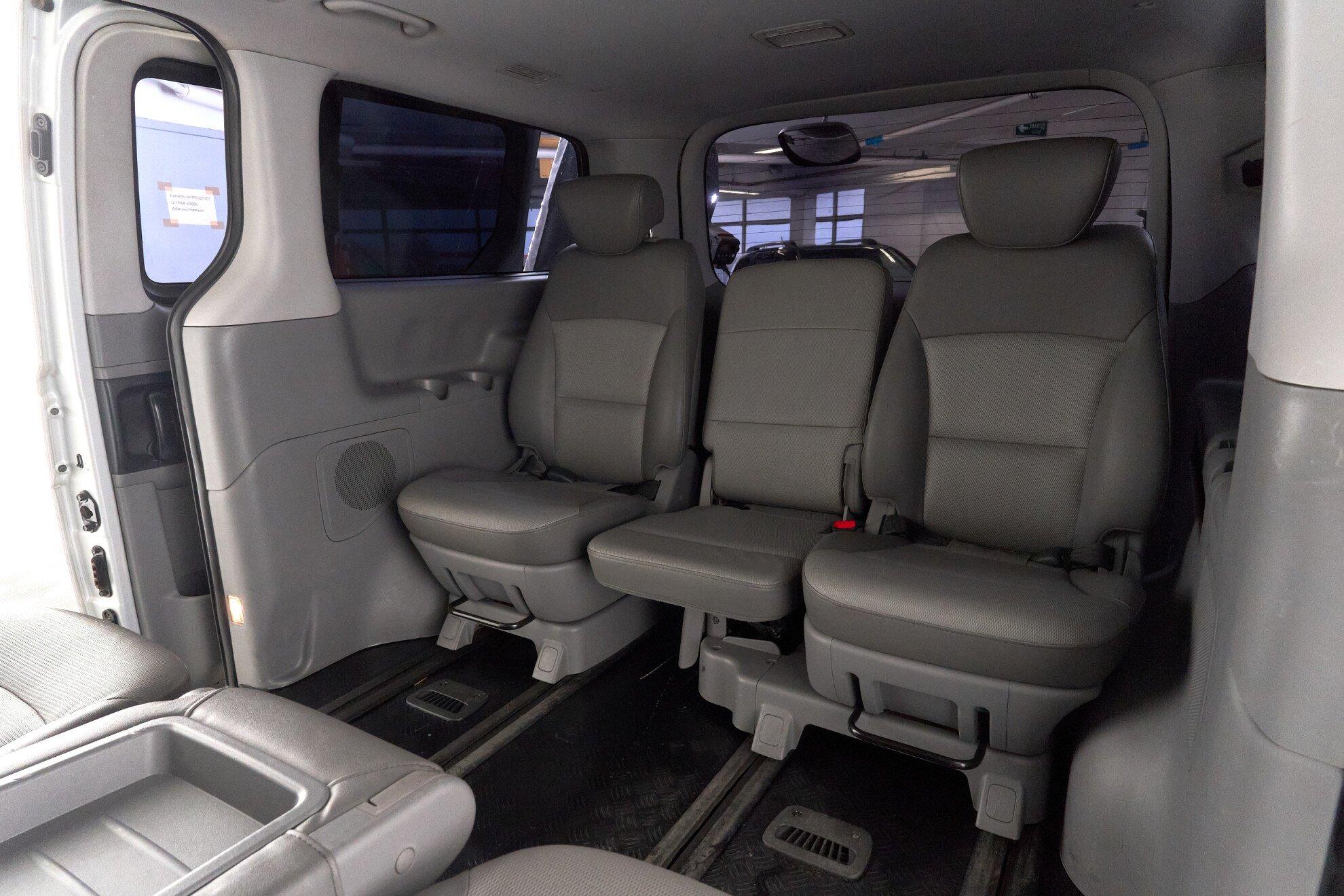 Hyundai Grand Starex 2010, серый