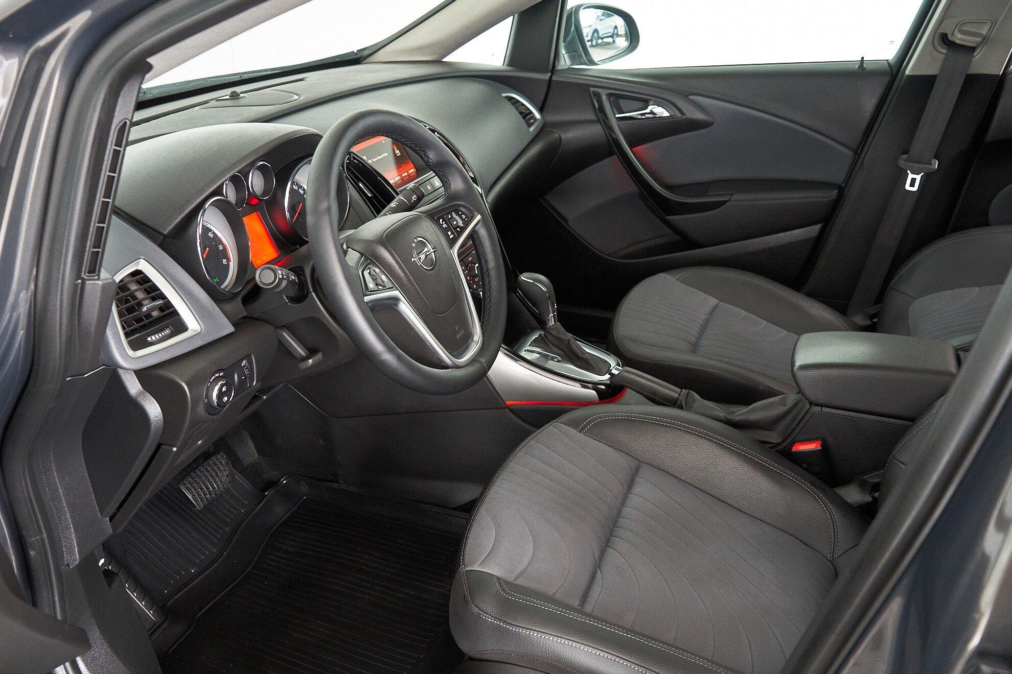 Opel Astra 2015, серый