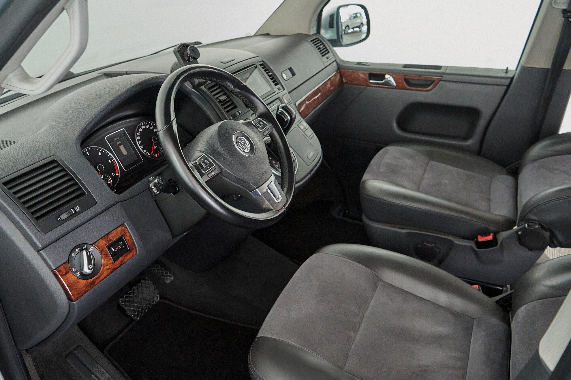 Volkswagen Multivan 2010, серебряный