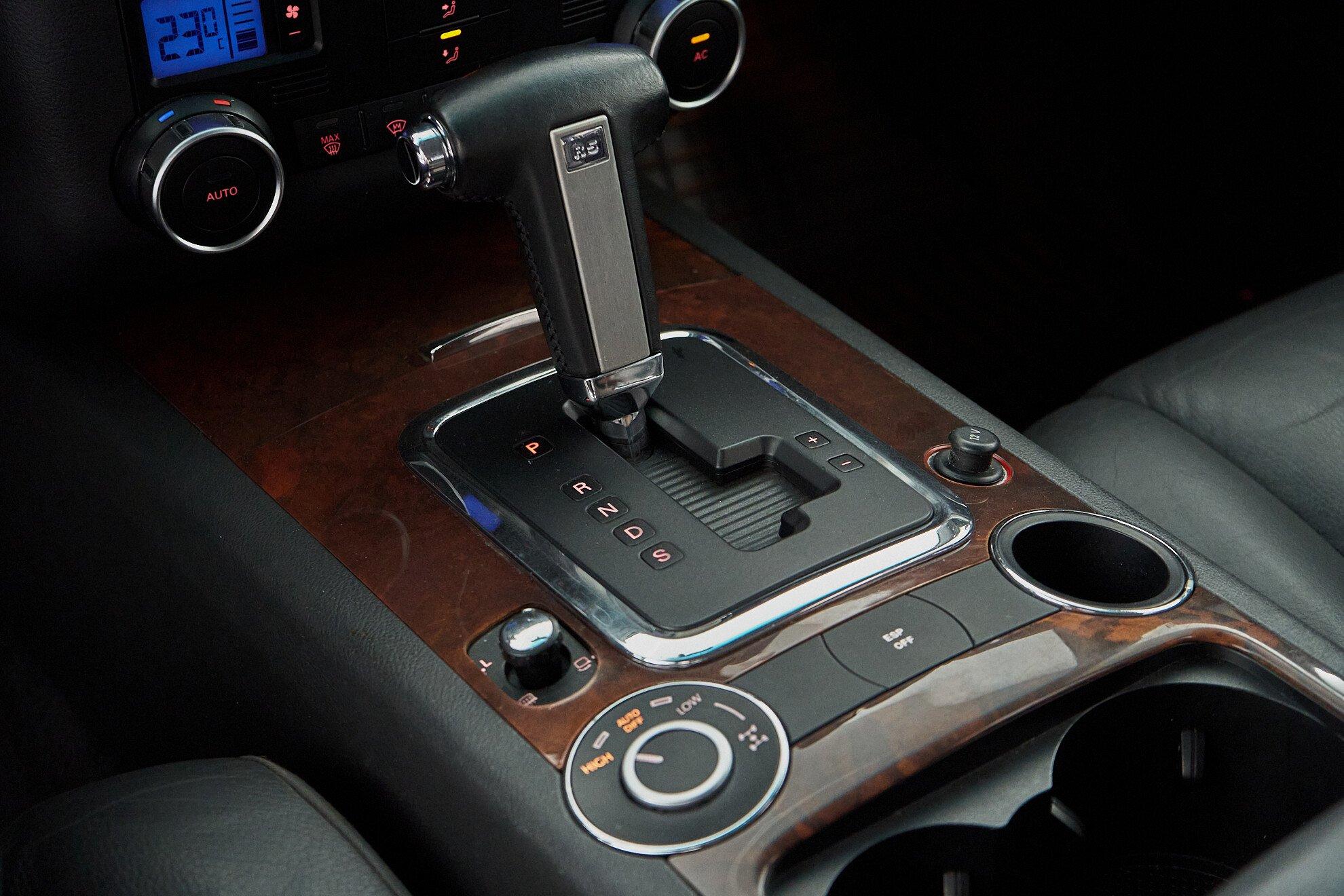 Volkswagen Touareg 2009, серый