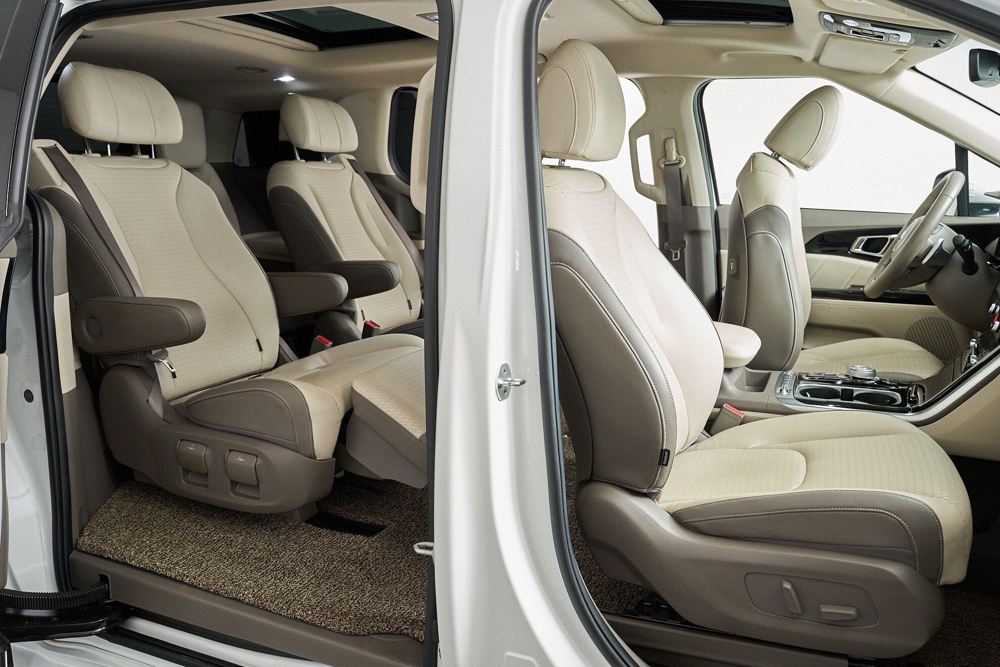 Kia Carnival 2023, белый