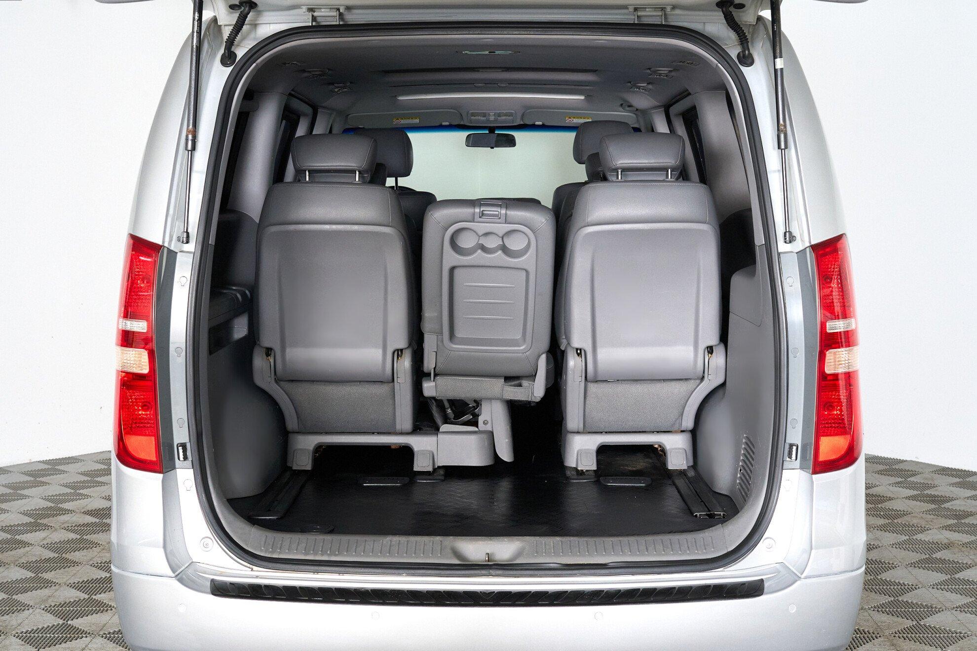 Hyundai Grand Starex 2010, серый