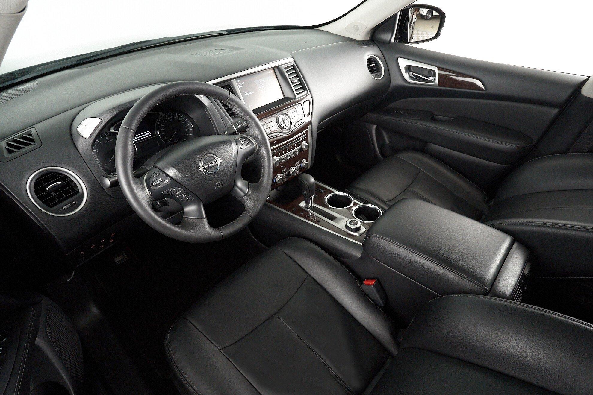 Nissan Pathfinder 2015, черный
