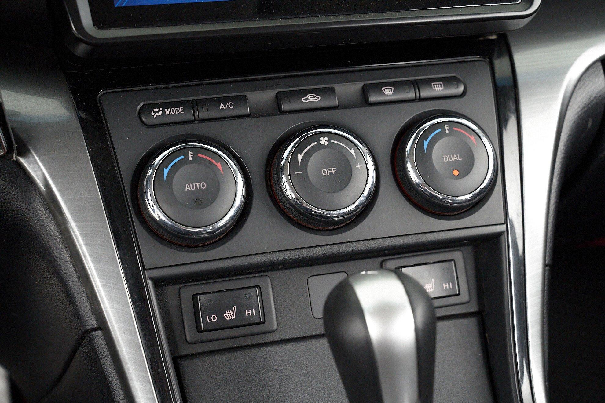 Mazda 6 2011, белый