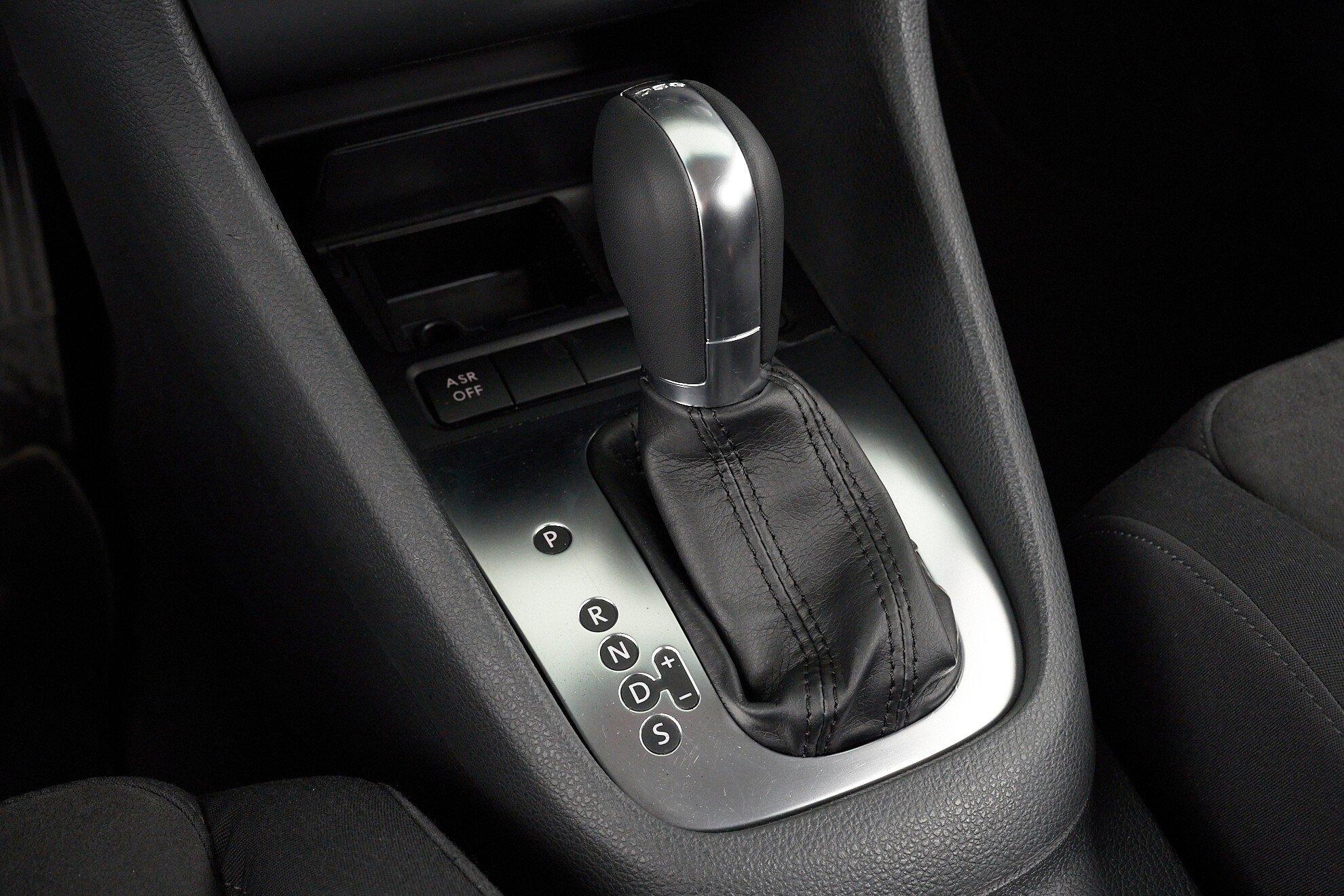 Volkswagen Golf 2012, белый