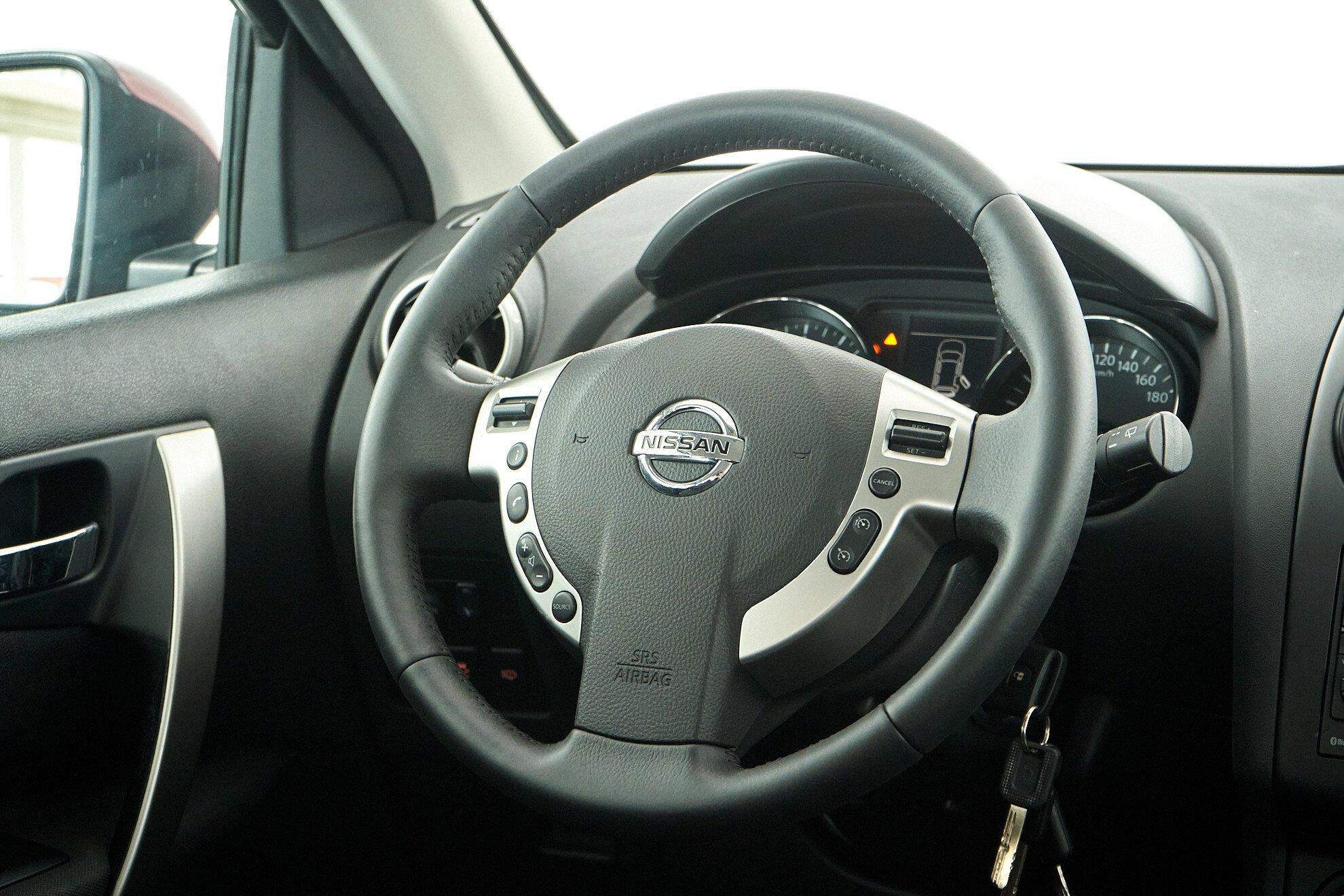 Nissan Qashqai 2013, красный