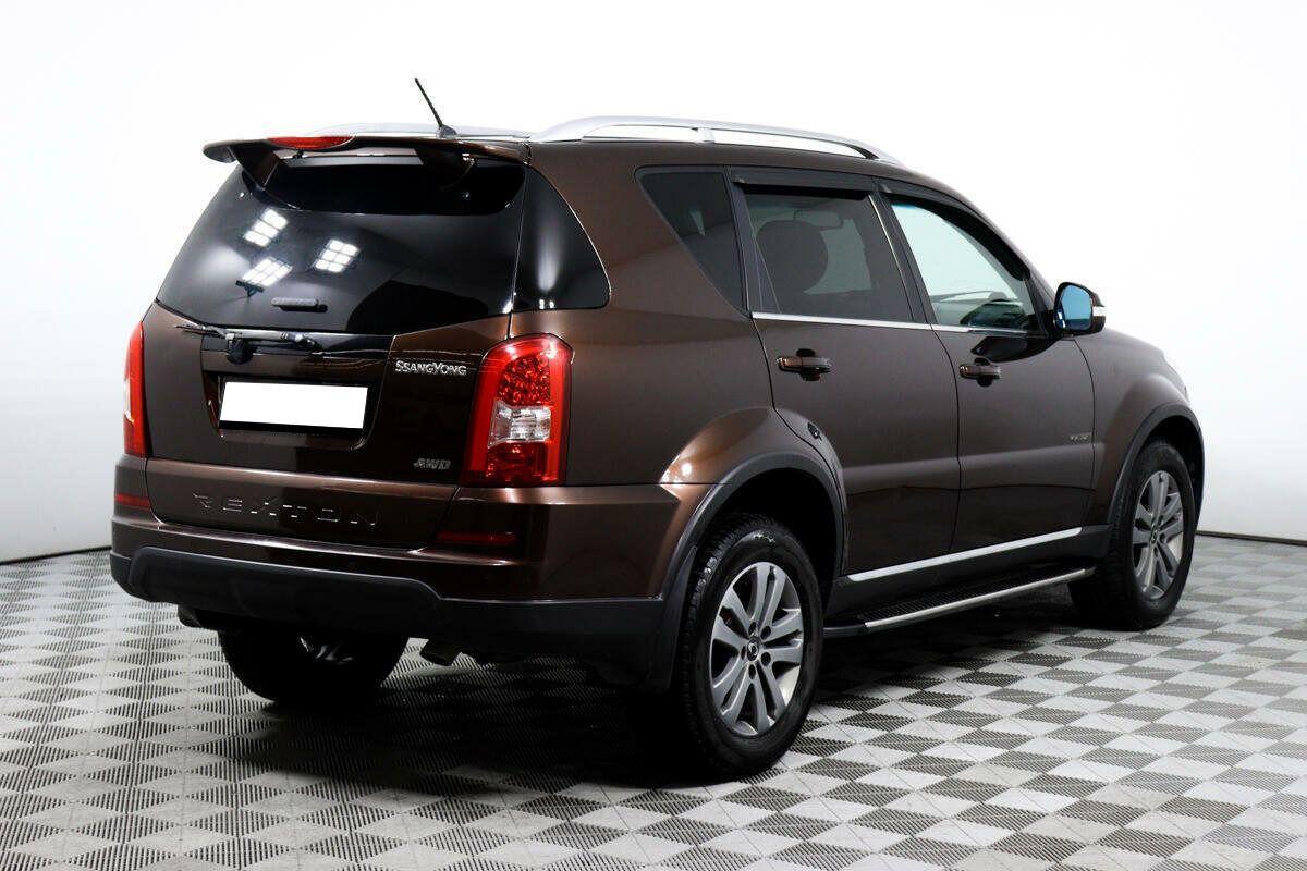 SsangYong Rexton 2015, коричневый