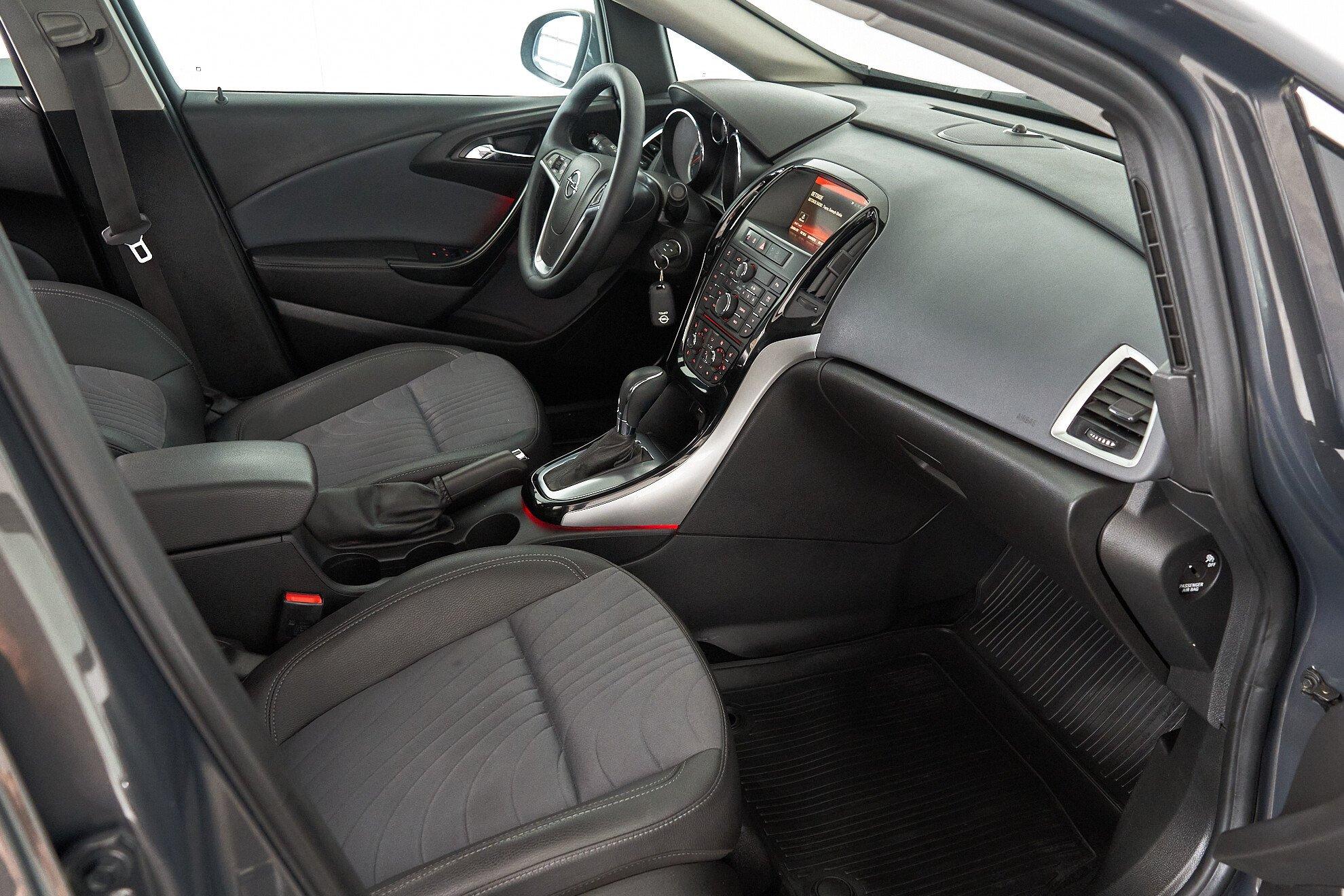 Opel Astra 2015, серый