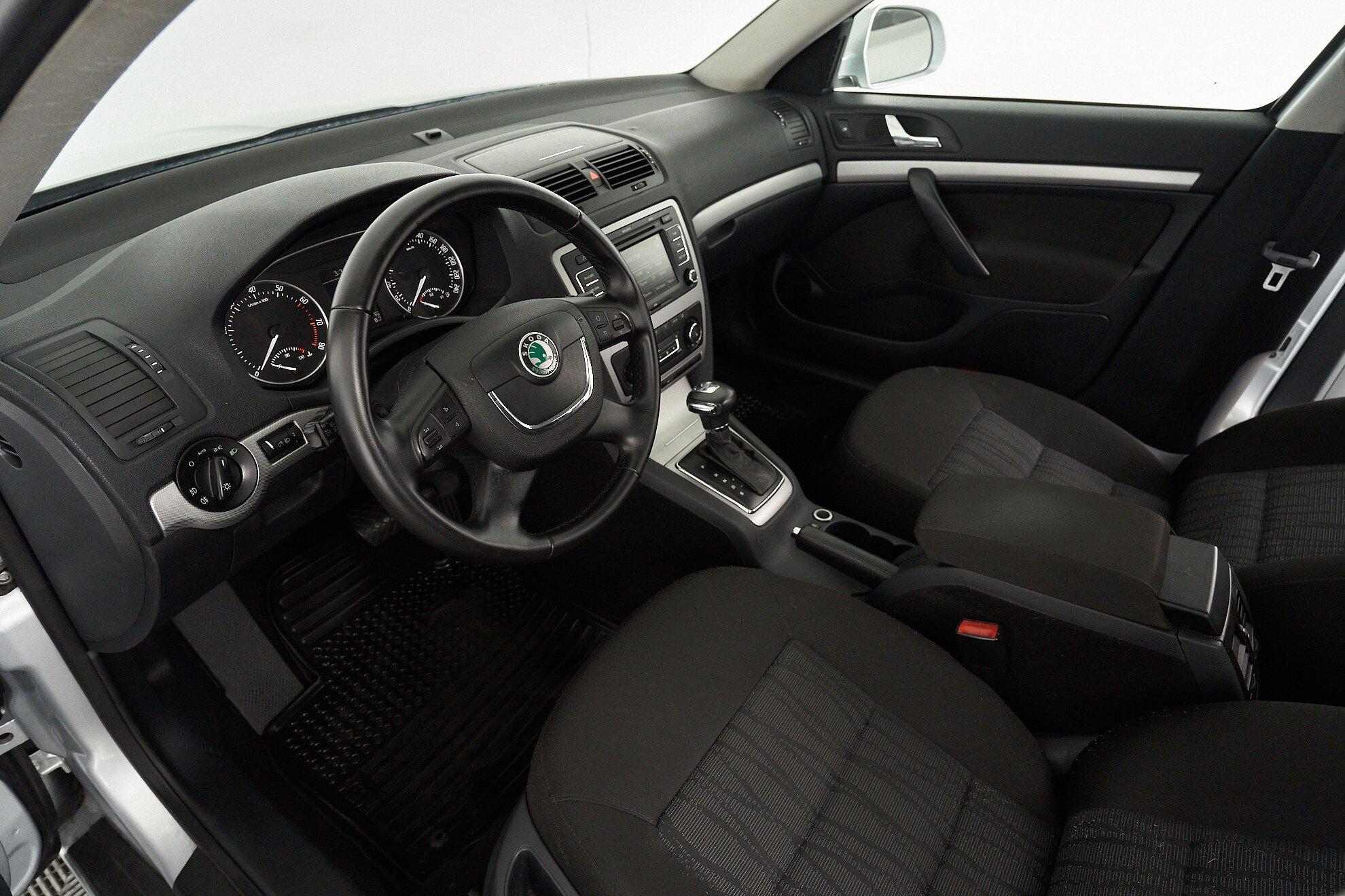 Skoda Octavia 2013, серебряный