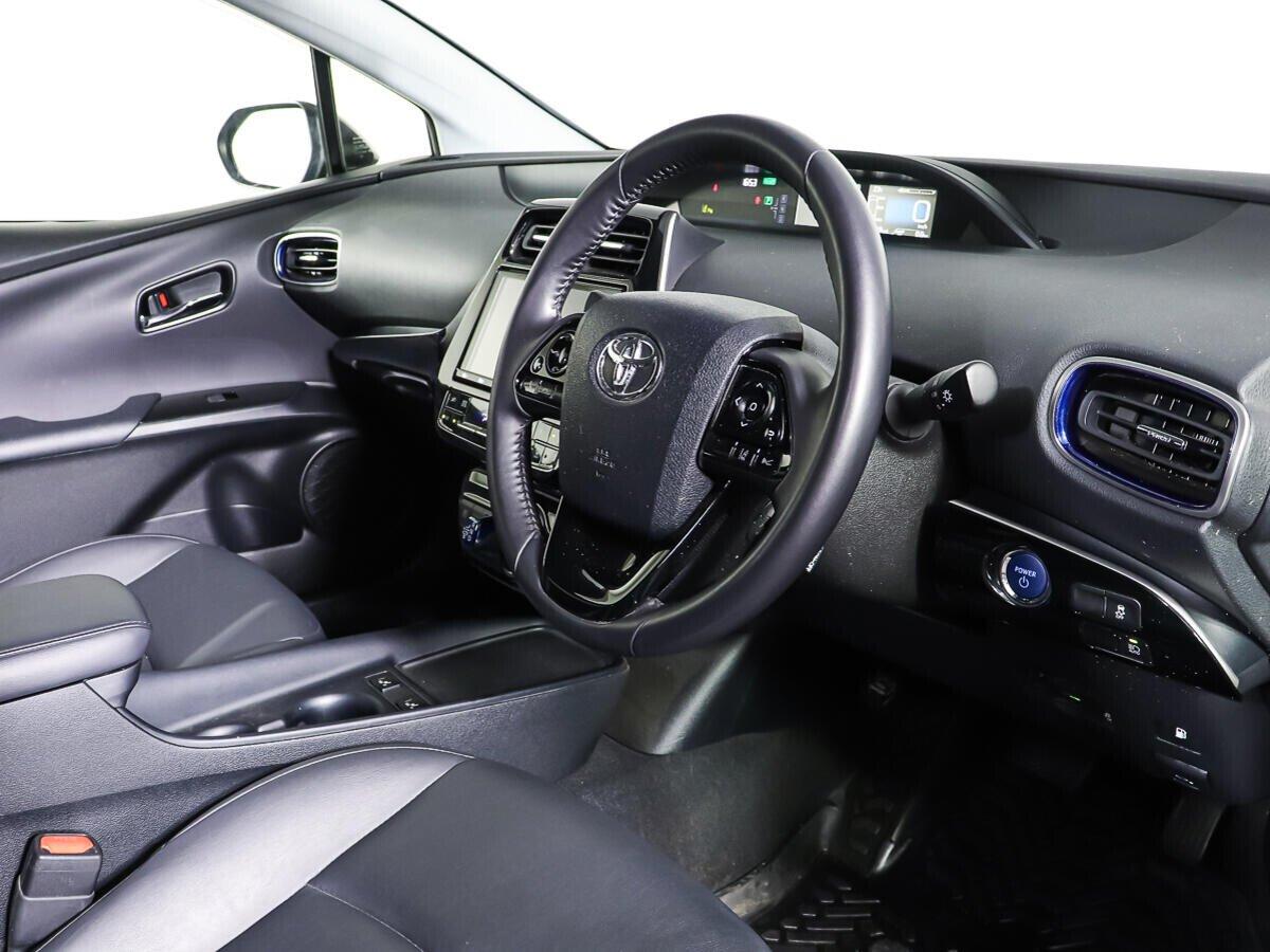 Toyota Prius 2020, черный