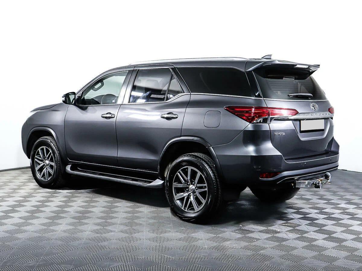 Toyota Fortuner 2016, серый