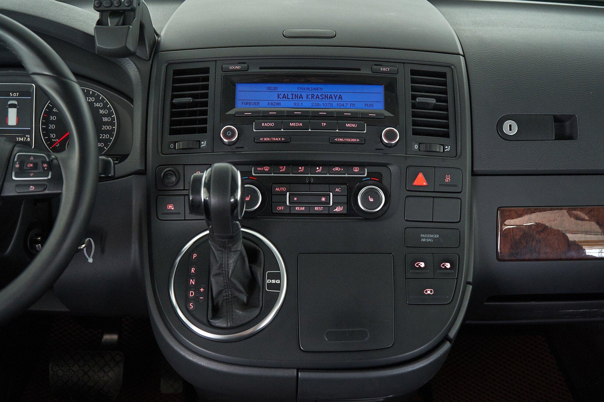 Volkswagen Multivan 2010, коричневый