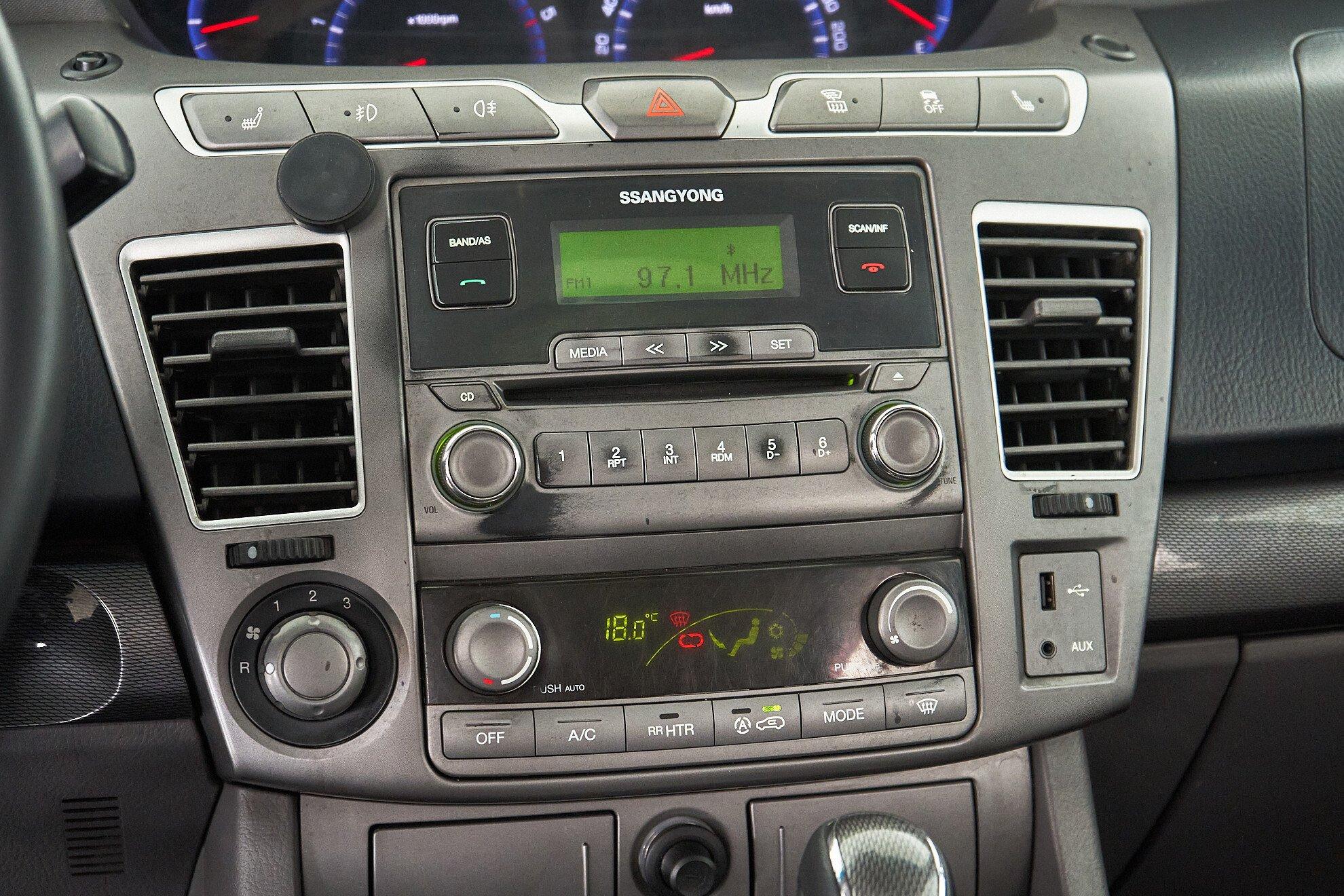 SsangYong Stavic 2014, белый