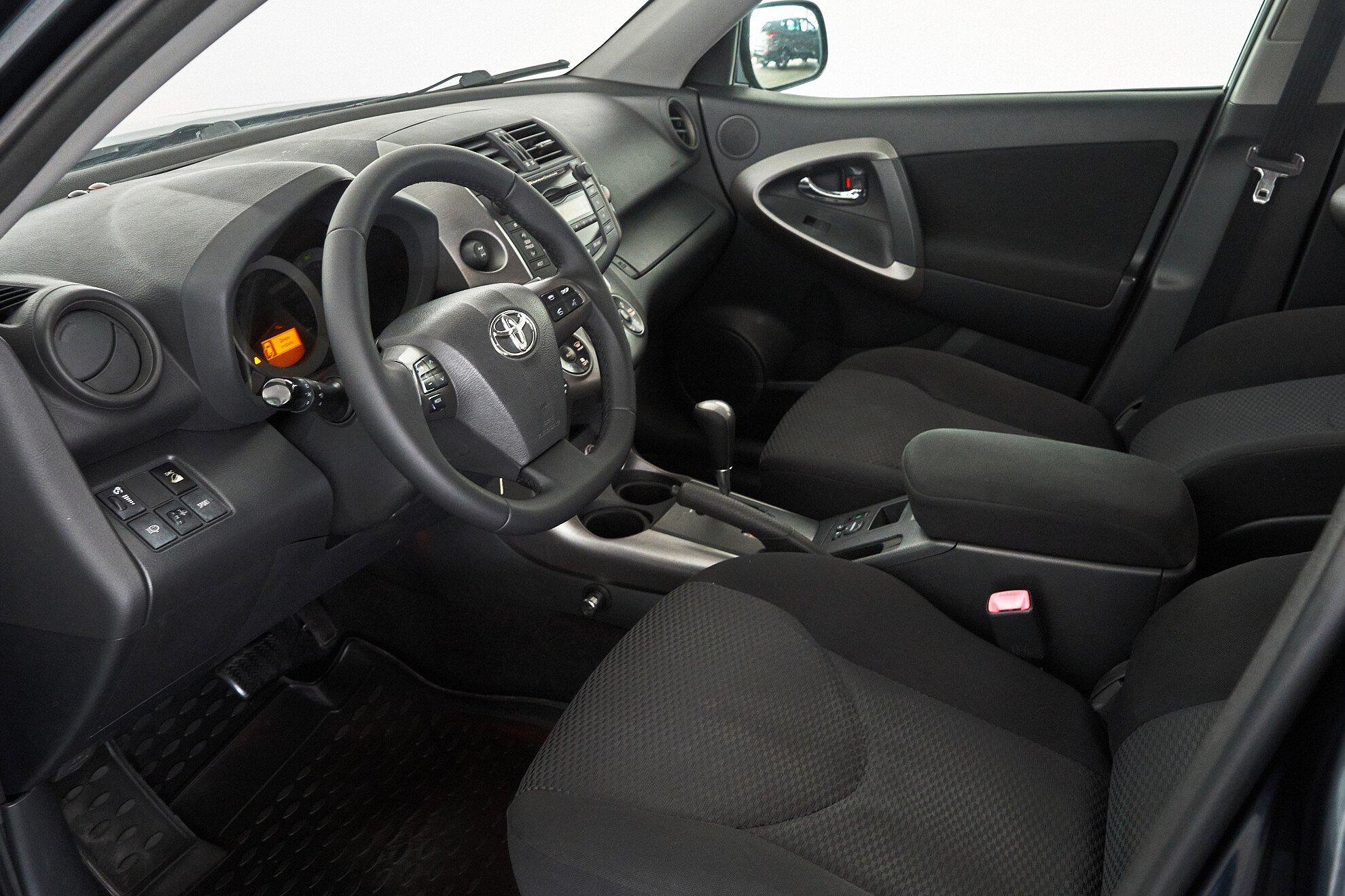 Toyota RAV4 2010, серый