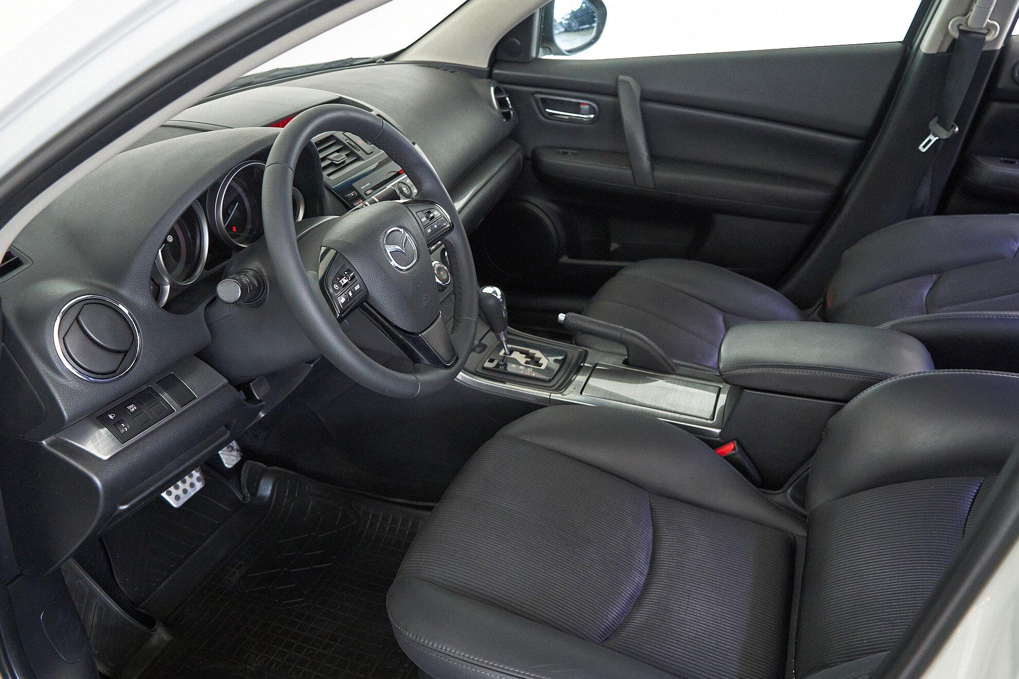 Mazda 6 2010, белый