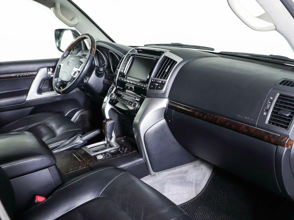 Toyota Land Cruiser 2015, белый