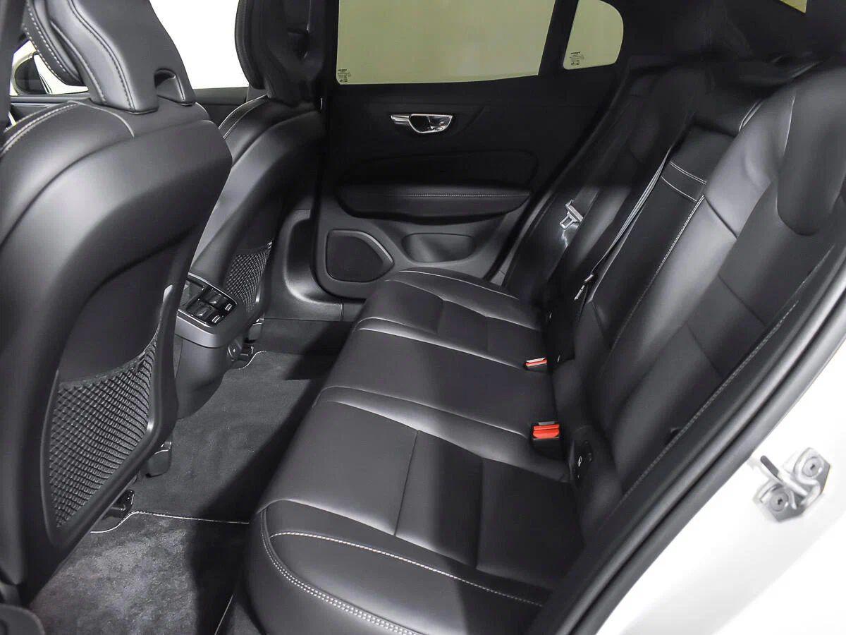 Volvo S60 2022, белый