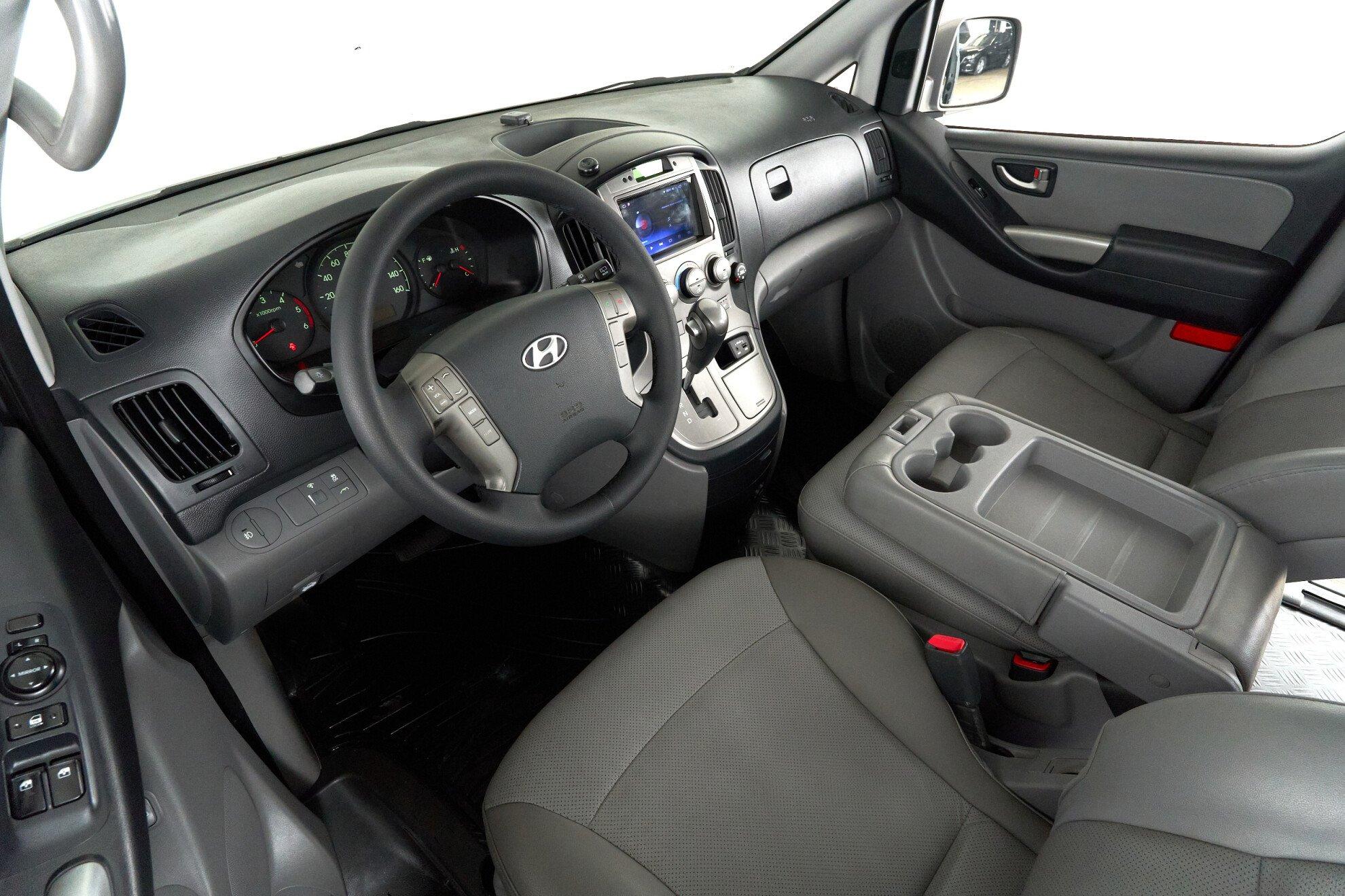 Hyundai Grand Starex 2013, серебряный