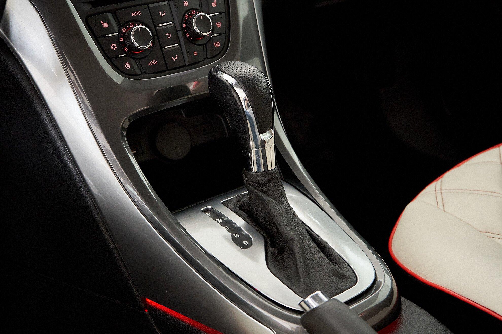 Opel Astra 2014, черный