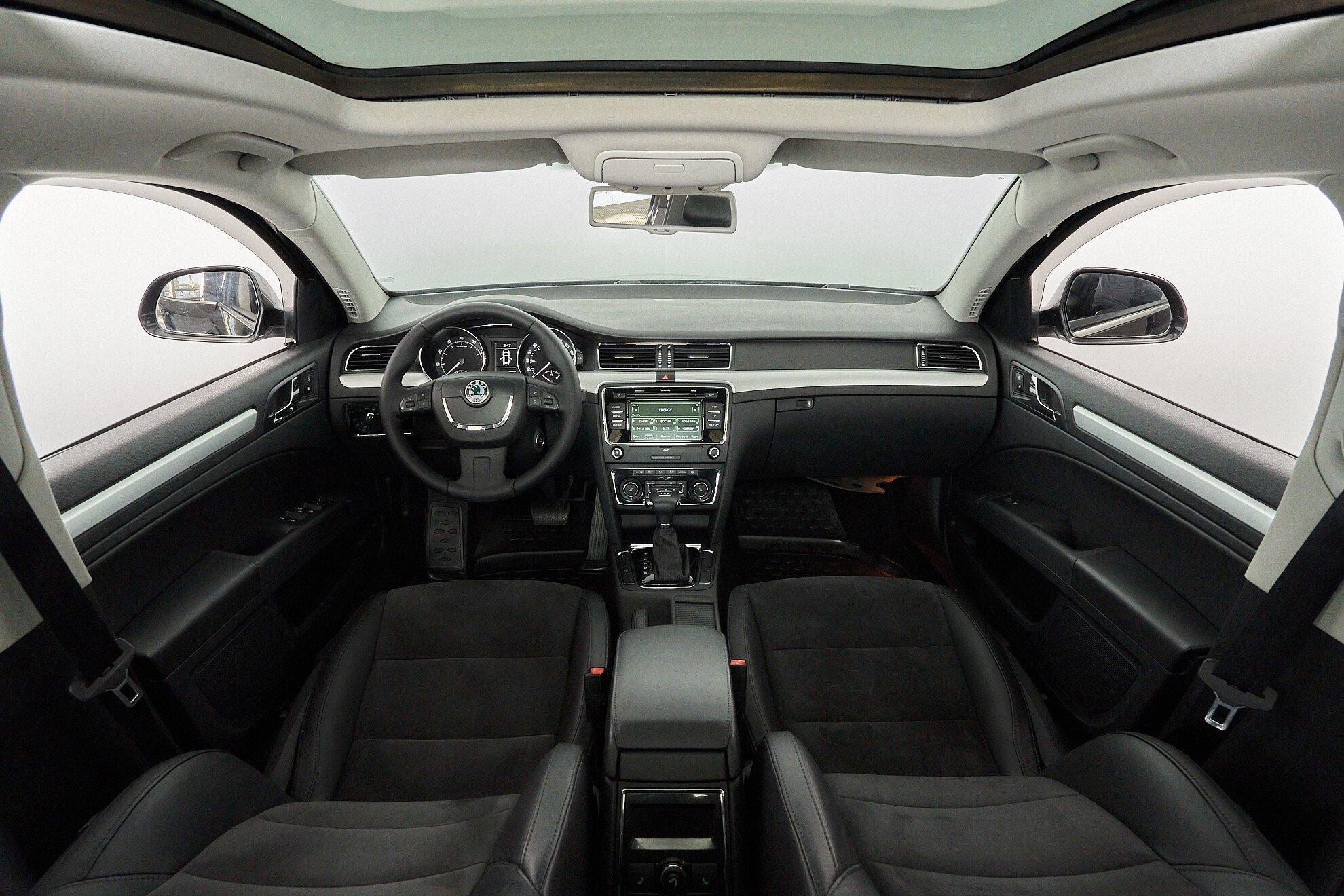 Skoda Superb 2011, черный