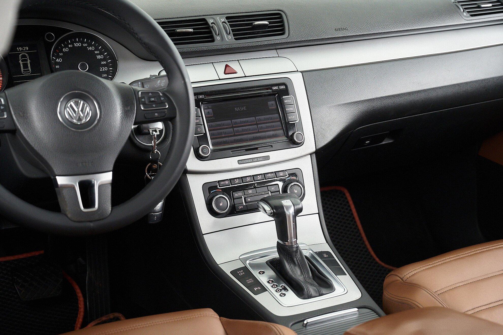 Volkswagen Passat CC 2010, бежевый